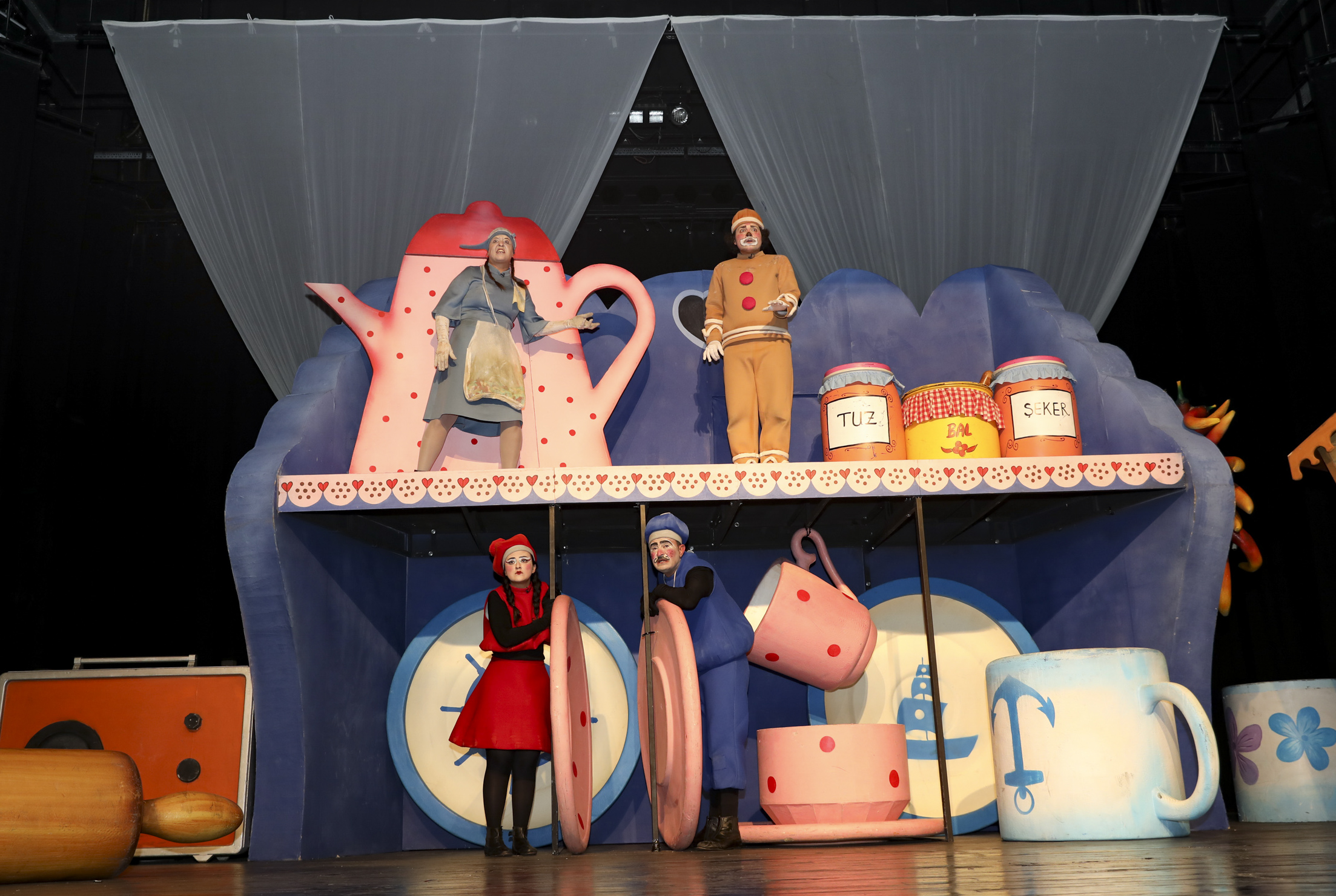 MERSİN BÜYÜKŞEHİR ŞEHİR TİYATROSU “BİSKÜVİ ADAM” OYUNU İLE SİLİFKELİ MİNİKLERLE BULUŞTU (6)