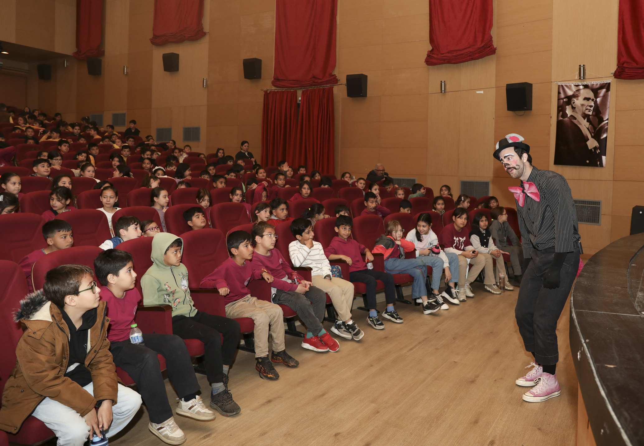 MERSİN BÜYÜKŞEHİR ŞEHİR TİYATROSU “BİSKÜVİ ADAM” OYUNU İLE SİLİFKELİ MİNİKLERLE BULUŞTU (7)