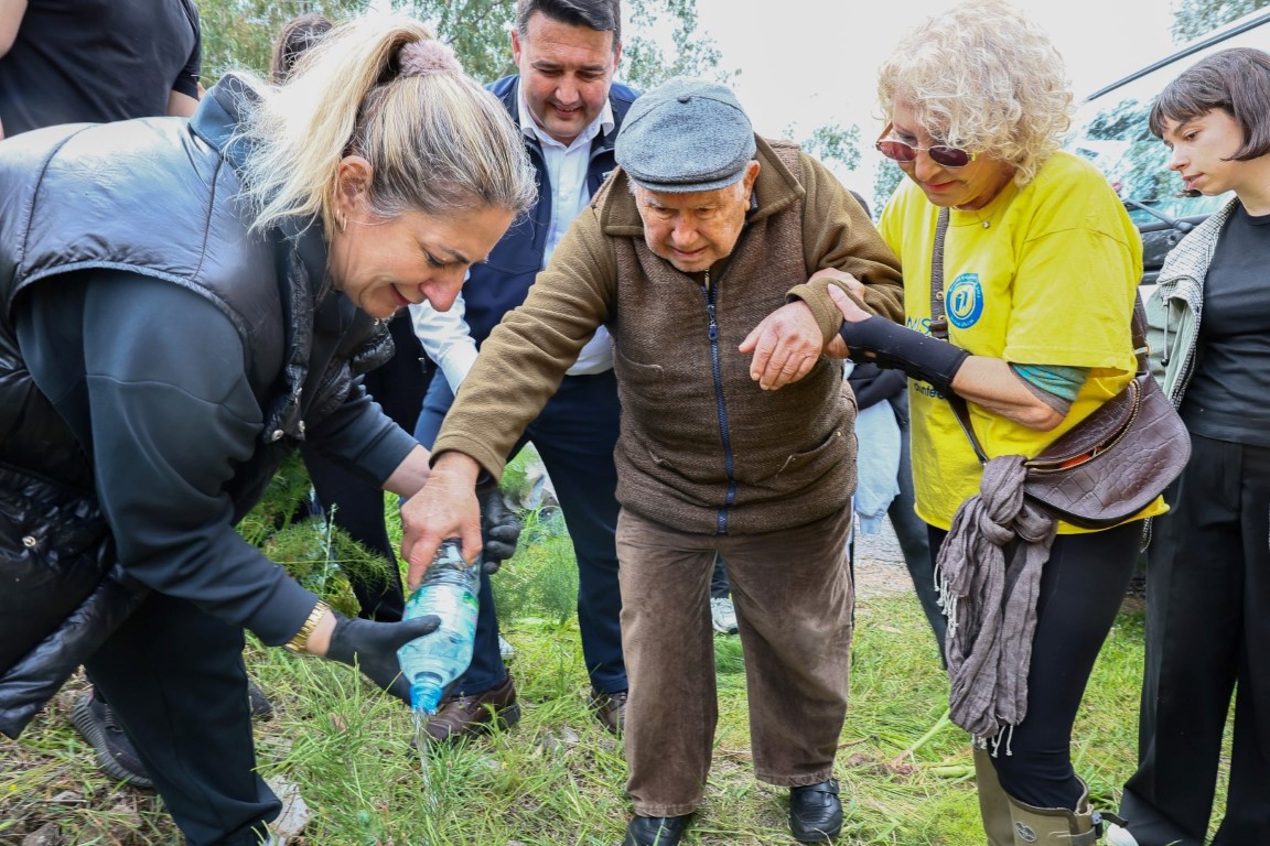 Belediyeden Yanan Ormanlık Alanda Fidan Dikim Etkinliği (13)