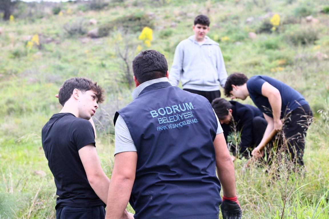 Belediyeden Yanan Ormanlık Alanda Fidan Dikim Etkinliği (5)