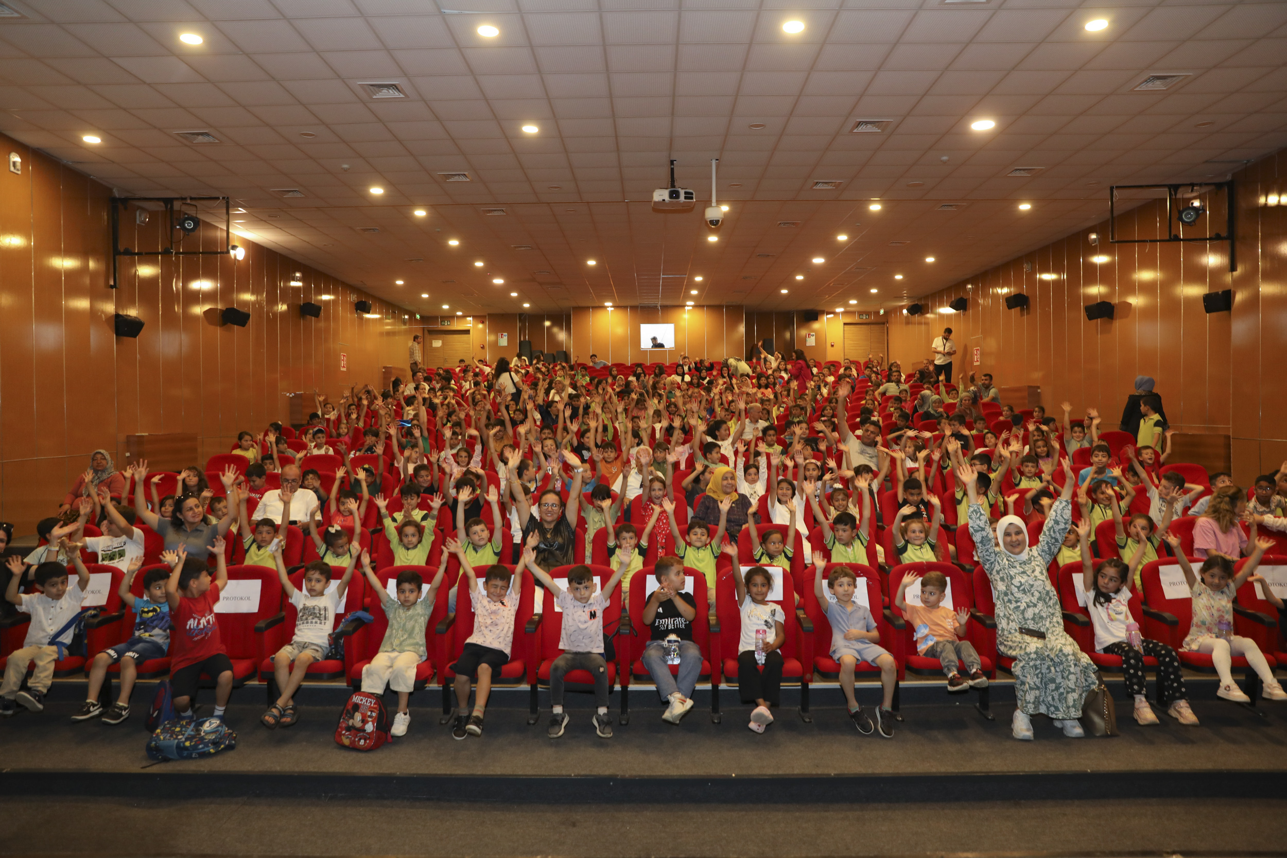 MERSİN ŞEHİR TİYATROSU BİNLERCE SEYİRCİ İLE ‘27 MART DÜNYA TİYATRO GÜNÜ’NÜ KUTLAMANIN GURURUNU YAŞIYOR (4)