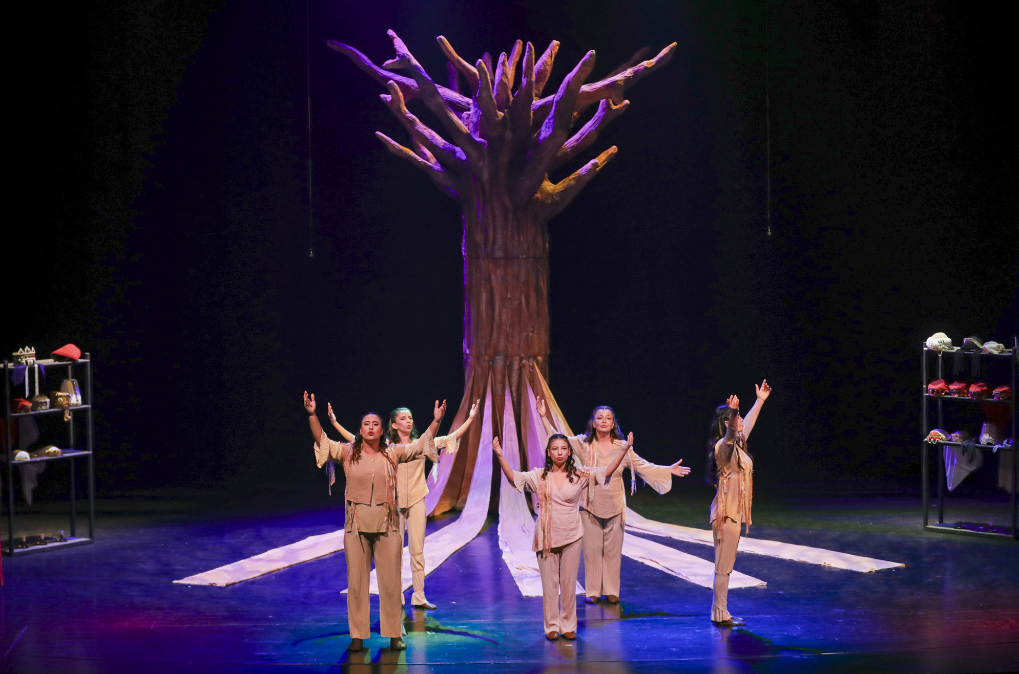 MERSİN ŞEHİR TİYATROSU BİNLERCE SEYİRCİ İLE ‘27 MART DÜNYA TİYATRO GÜNÜ’NÜ KUTLAMANIN GURURUNU YAŞIYOR (12)