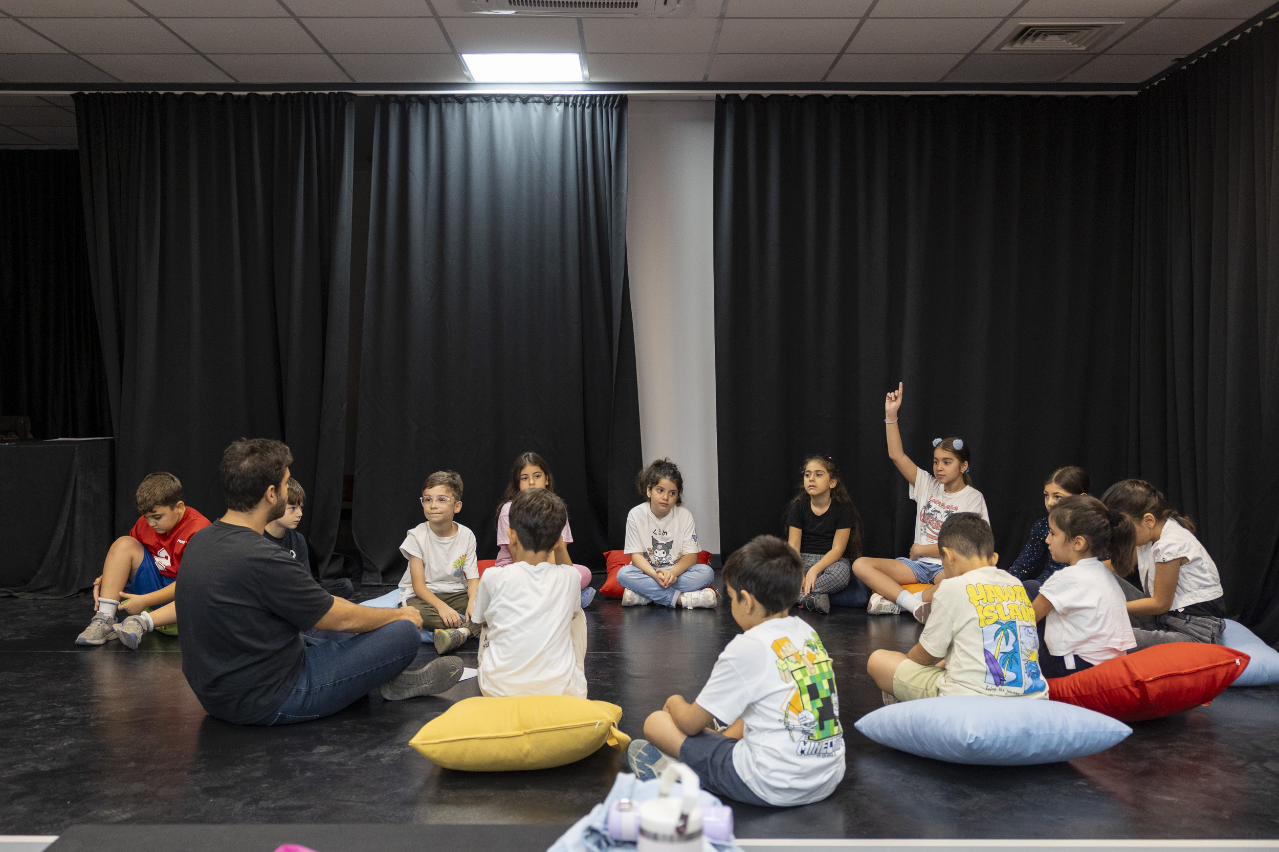 MERSİN ŞEHİR TİYATROSU BİNLERCE SEYİRCİ İLE ‘27 MART DÜNYA TİYATRO GÜNÜ’NÜ KUTLAMANIN GURURUNU YAŞIYOR (5)