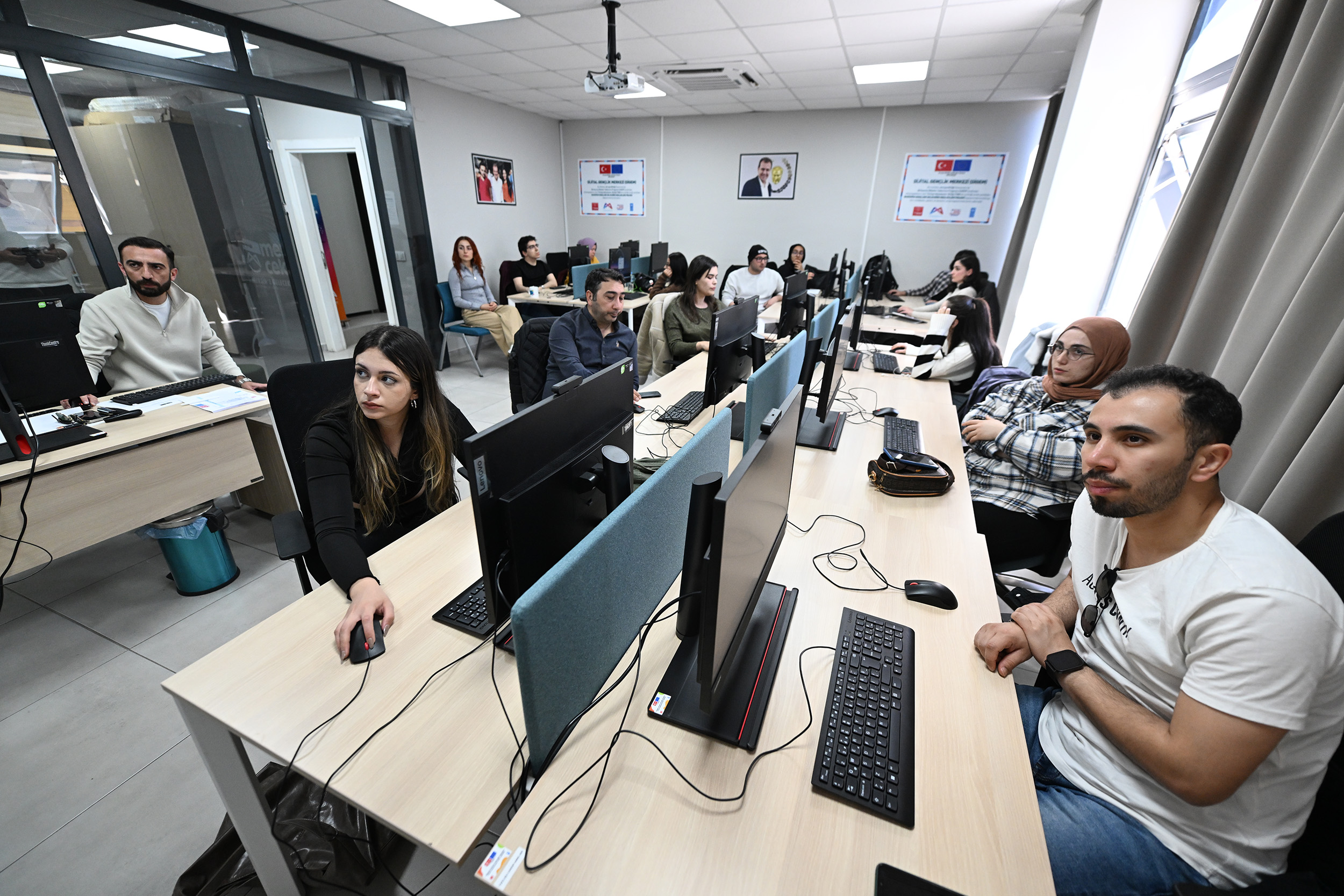 MERSİN BÜYÜKŞEHİR’DEN GENÇLERE YAPAY ZEKA VE VERİ ANALİZİ EĞİTİMİ (1)