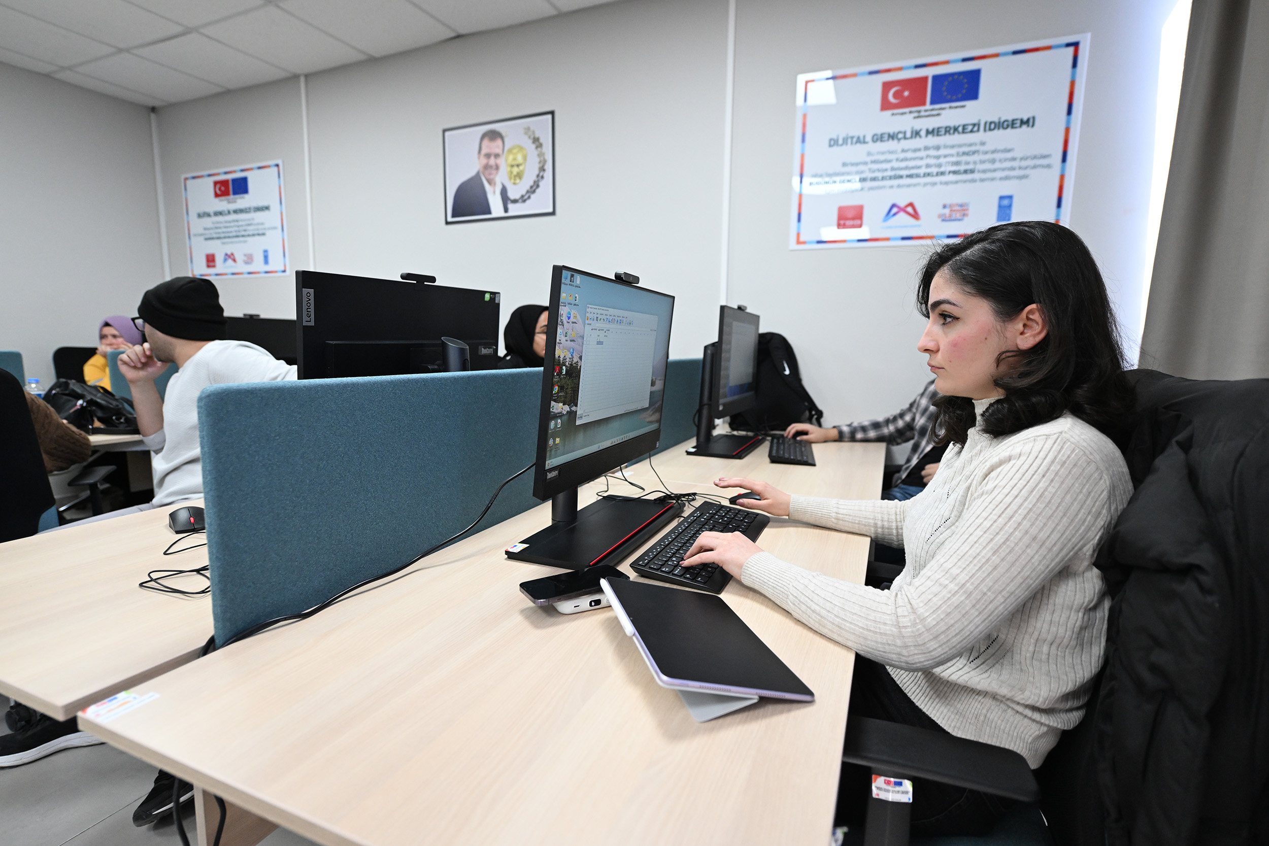 MERSİN BÜYÜKŞEHİR’DEN GENÇLERE YAPAY ZEKA VE VERİ ANALİZİ EĞİTİMİ (4)