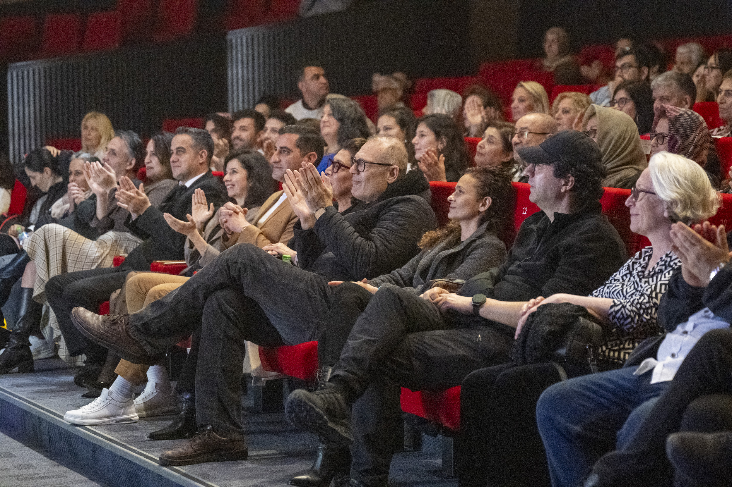 MERSİN BÜYÜKŞEHİR BELEDİYESİ SEHİR TİYATROSU’NUN TİYATRO SEÇKİSİ ‘EYVAH NADİR’ İLE ALKIŞLAR EŞLİĞİNDE FİNAL YAPTI (2)
