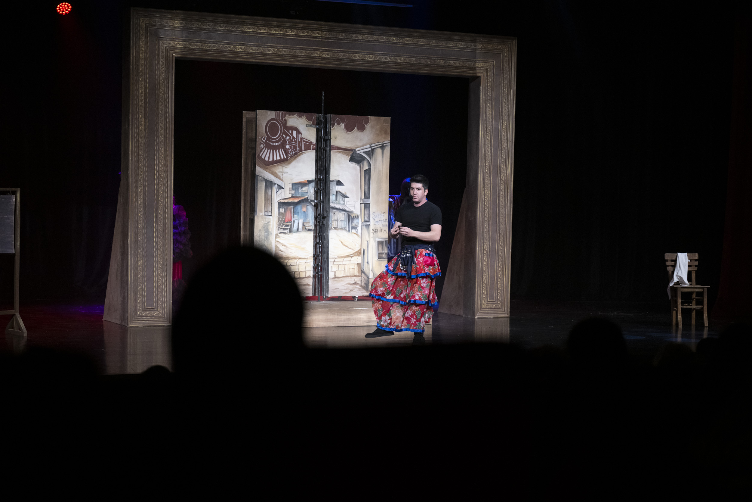 MERSİN BÜYÜKŞEHİR BELEDİYESİ SEHİR TİYATROSU’NUN TİYATRO SEÇKİSİ ‘EYVAH NADİR’ İLE ALKIŞLAR EŞLİĞİNDE FİNAL YAPTI (6)