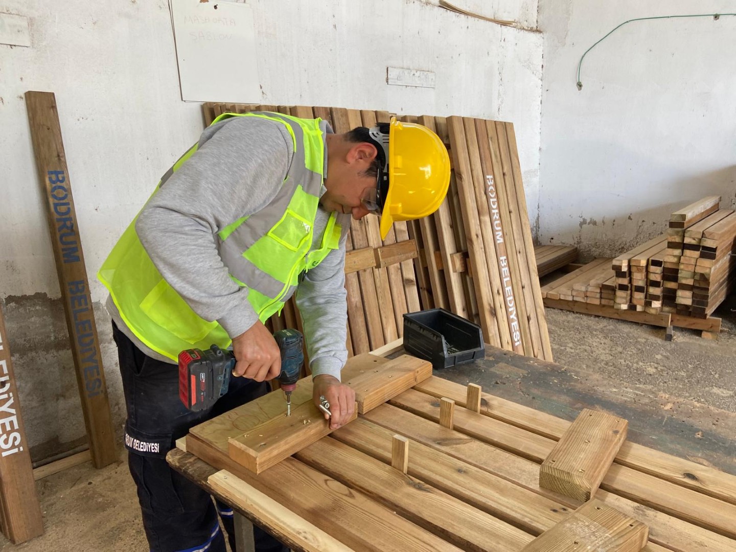 bodrum_belediyesi_belediye_atölyelerinden_kentin_dört_bir_yanina_üretim (12)