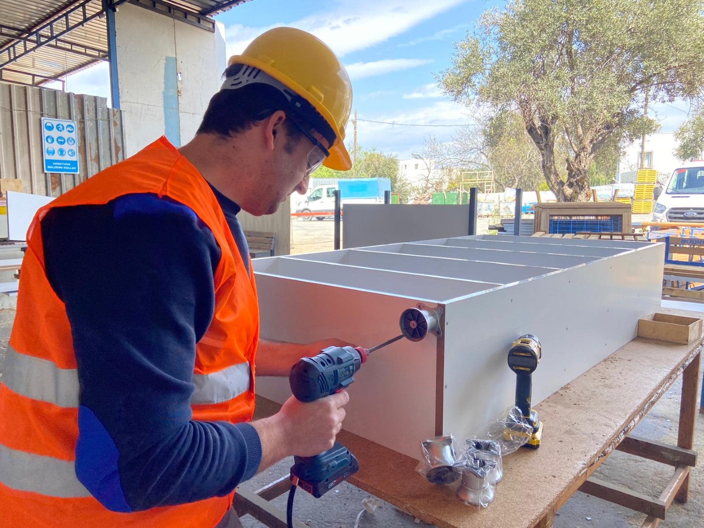 bodrum_belediyesi_belediye_atölyelerinden_kentin_dört_bir_yanina_üretim (6)