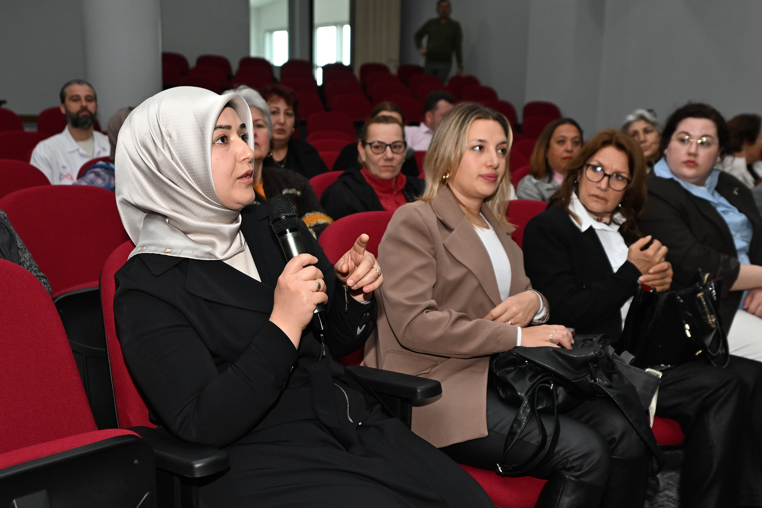 MERSİN BÜYÜKŞEHİR VE MERSİNDEN KADIN KOOPERATİFİ TEKSTİL ATIKLARINI YENİDEN DÖNÜŞTÜRÜYOR (2)