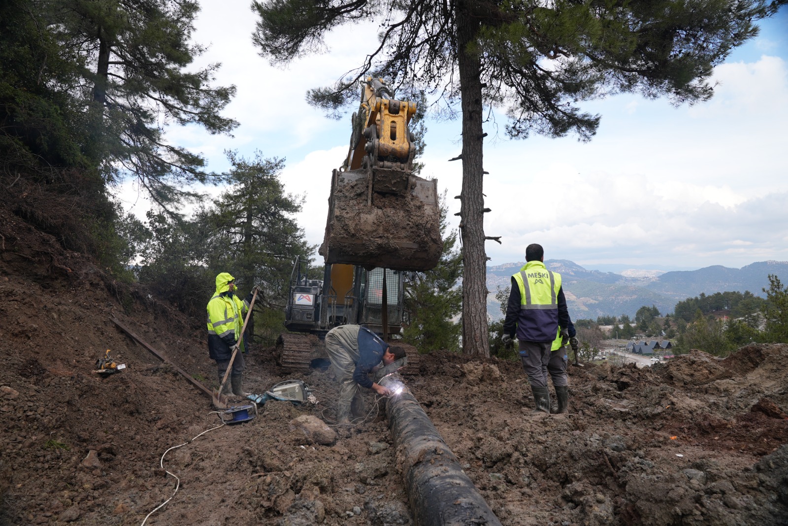 MESKİ’DEN HEYELAN SONRASI ZARAR GÖREN İÇME SUYU HATTINA ANINDA MÜDAHALE (1)