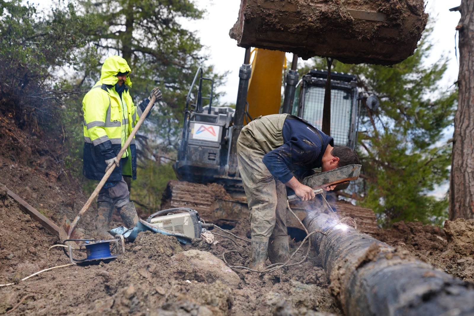 MESKİ’DEN HEYELAN SONRASI ZARAR GÖREN İÇME SUYU HATTINA ANINDA MÜDAHALE (2)
