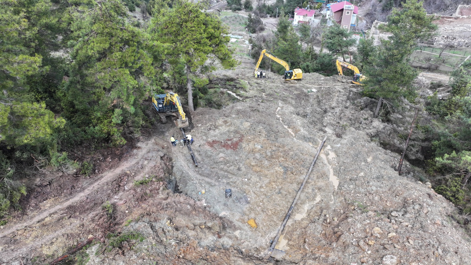 MESKİ’DEN HEYELAN SONRASI ZARAR GÖREN İÇME SUYU HATTINA ANINDA MÜDAHALE (7)