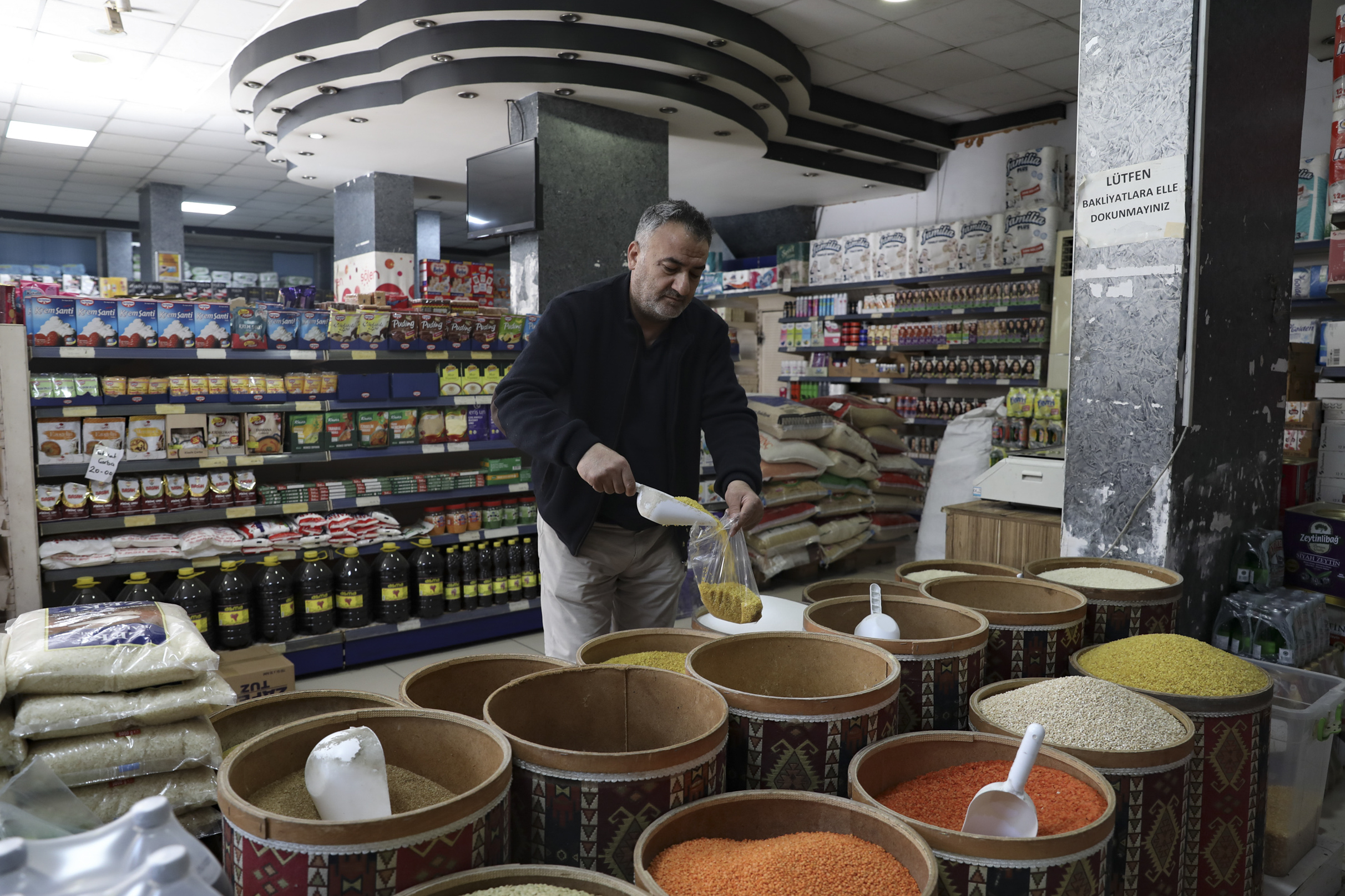 MERSİN BÜYÜKŞEHİR, HALK KART İLE HEM YURTTAŞA HEM ESNAFA DESTEK OLUYOR (5)