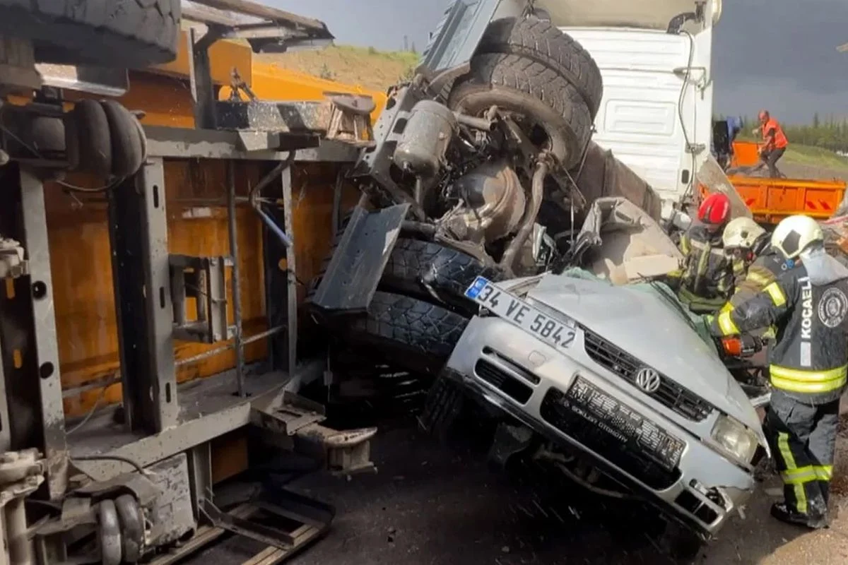 temde-zincirleme-kaza-4-arac-birbirine-girdi_acc9248d3a_amp