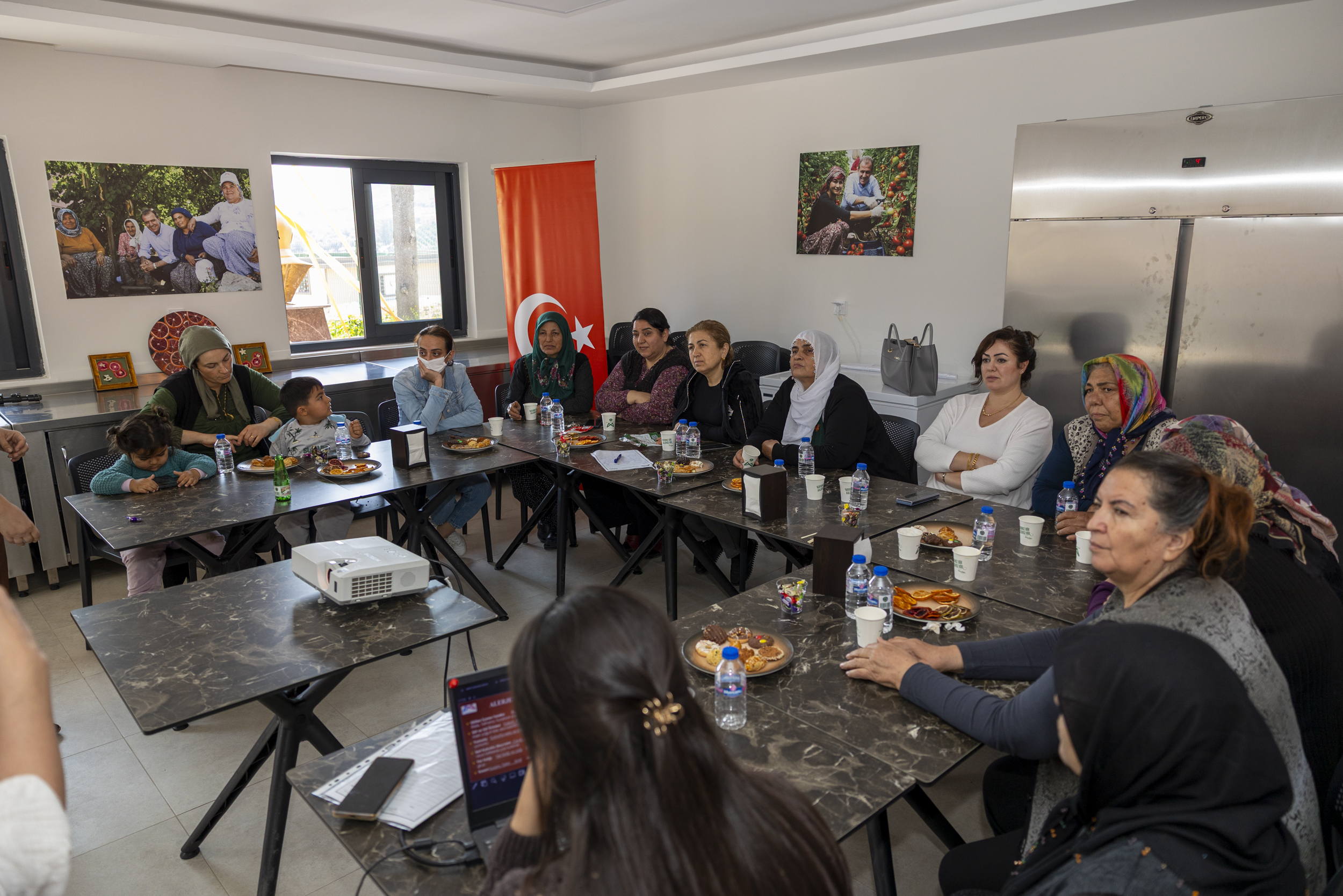 MERSİN BÜYÜKŞEHİR’DEN HAMZABEYLİ KÖYÜMÜZ ATÖLYE’DE ÜRETİCİ KADINLARA “GIDA OKURYAZARLIĞI” EĞİTİMİ (5)