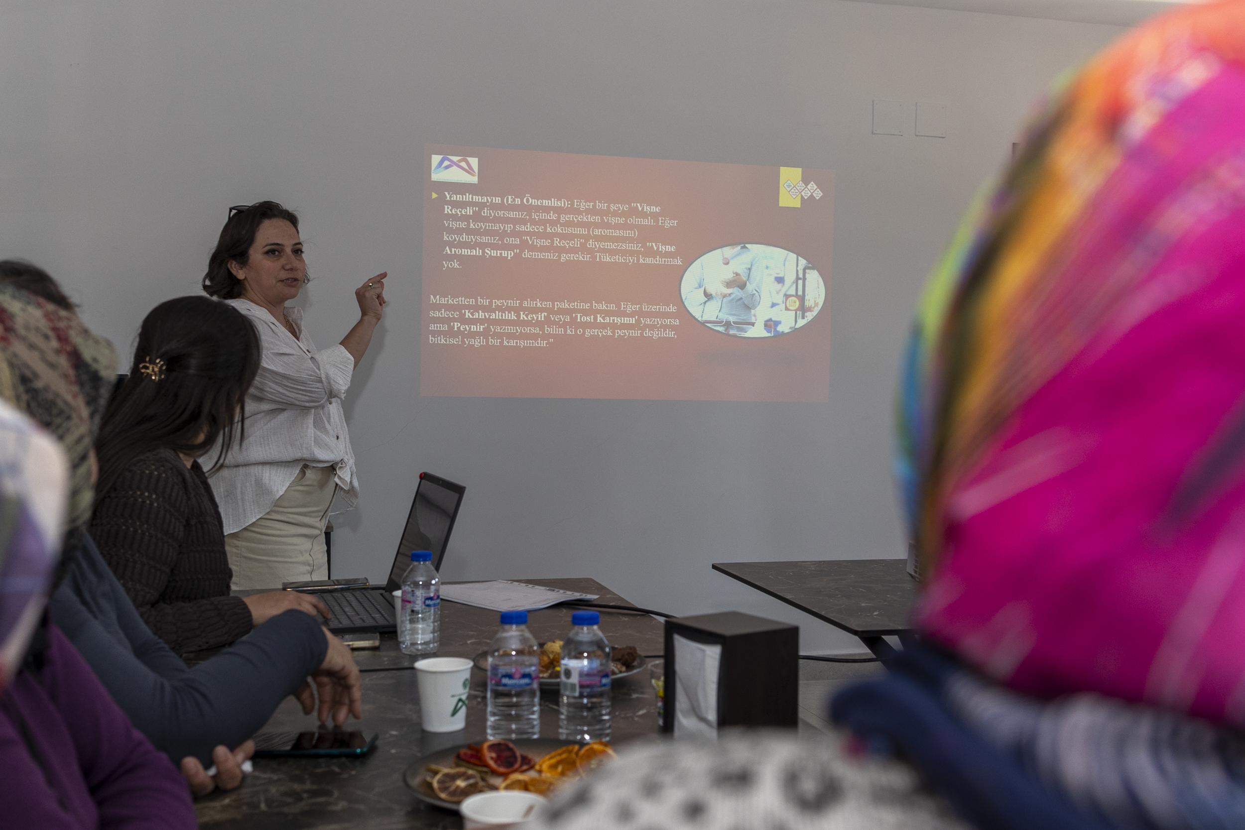 MERSİN BÜYÜKŞEHİR’DEN HAMZABEYLİ KÖYÜMÜZ ATÖLYE’DE ÜRETİCİ KADINLARA “GIDA OKURYAZARLIĞI” EĞİTİMİ (7)