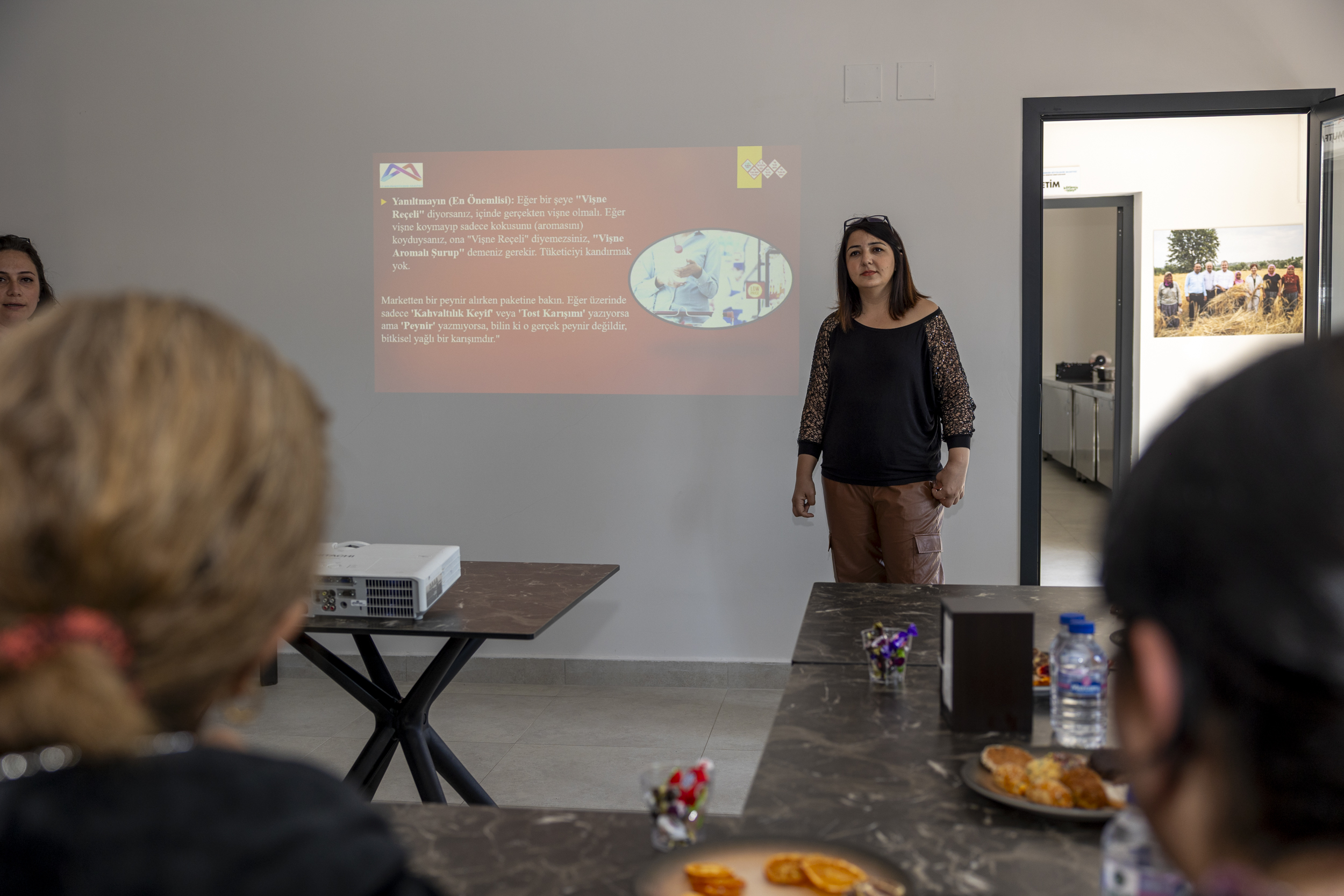 MERSİN BÜYÜKŞEHİR’DEN HAMZABEYLİ KÖYÜMÜZ ATÖLYE’DE ÜRETİCİ KADINLARA “GIDA OKURYAZARLIĞI” EĞİTİMİ (6)