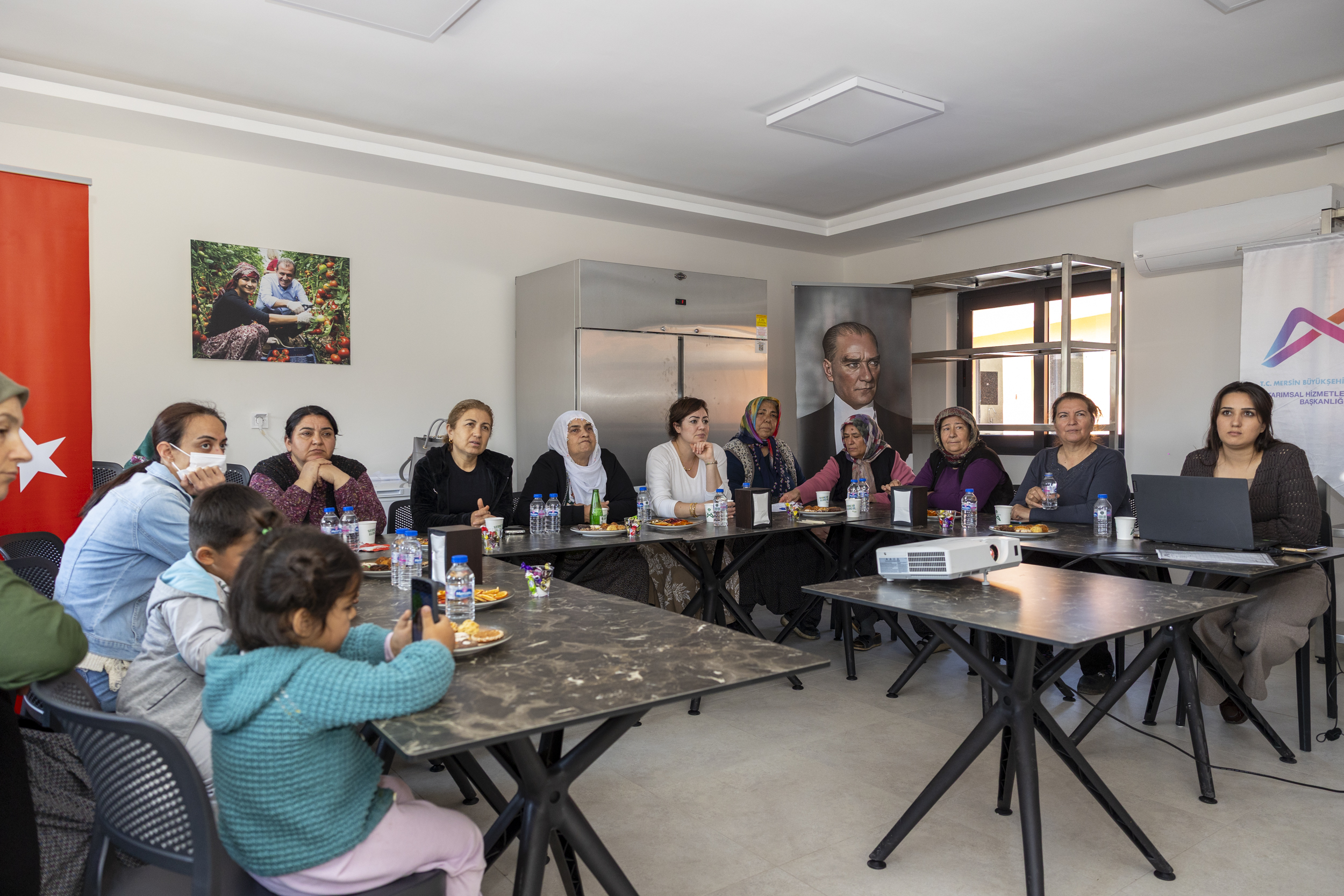 MERSİN BÜYÜKŞEHİR’DEN HAMZABEYLİ KÖYÜMÜZ ATÖLYE’DE ÜRETİCİ KADINLARA “GIDA OKURYAZARLIĞI” EĞİTİMİ (2)