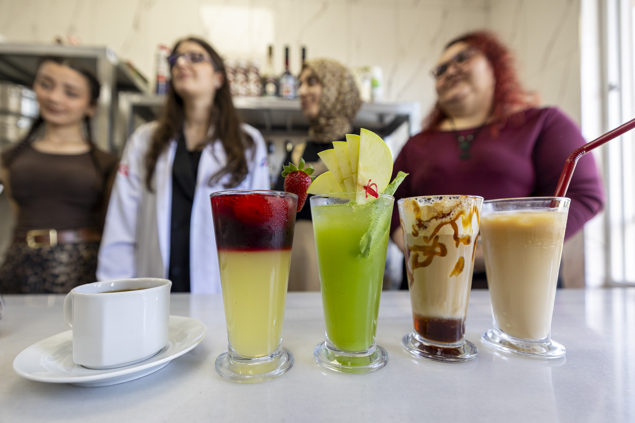 MERSİN BÜYÜKŞEHİR’DEN KAHVE TUTKUNLARINI SEVİNDİREN EĞİTİM ‘KAHVE YAPIMI VE SUNUMU’ (6) MERSİN BÜYÜKŞEHİR’DEN KAHVE TUTKUNLARINI SEVİNDİREN EĞİTİM ‘KAHVE YAPIMI VE SUNUMU’ (6)