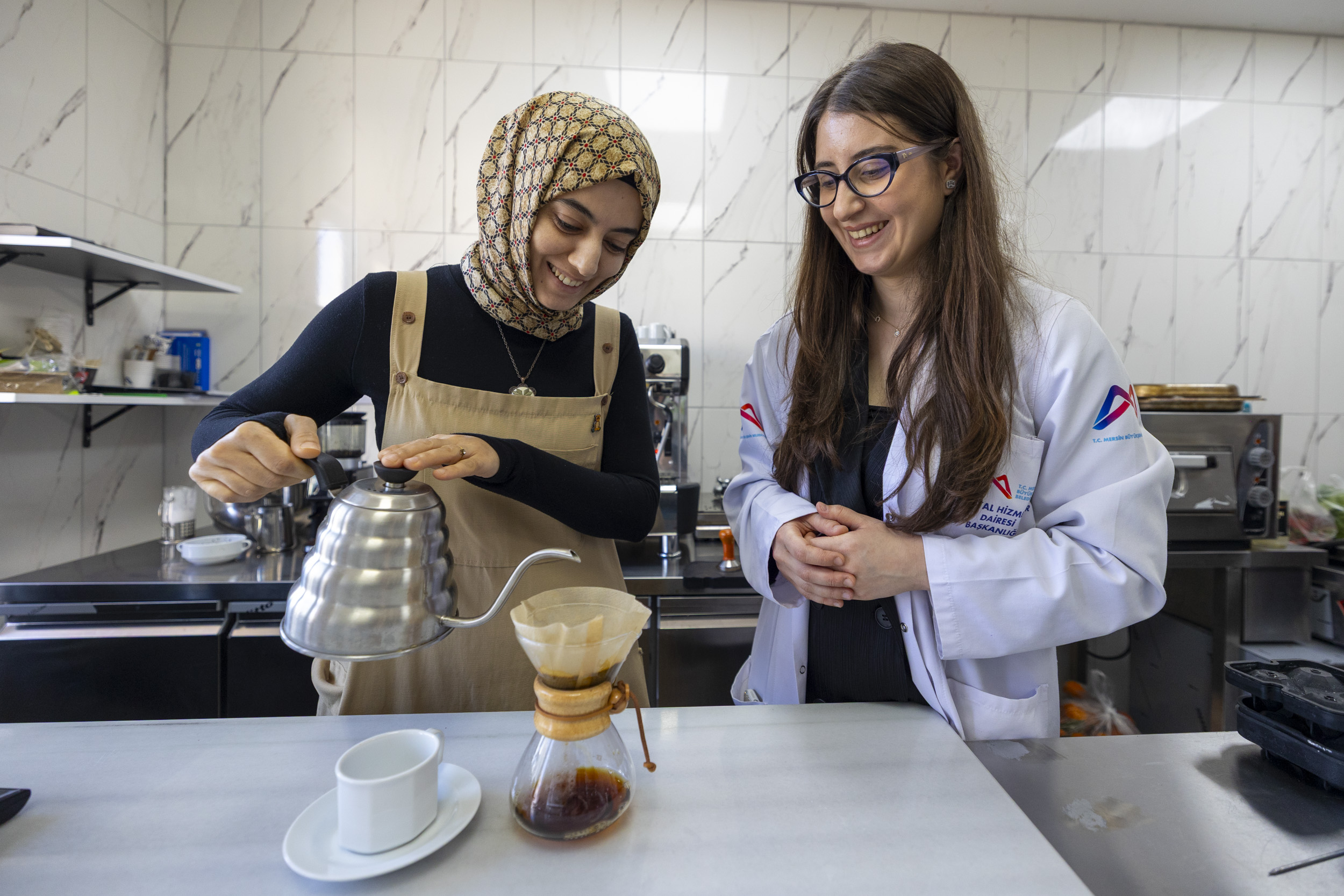 MERSİN BÜYÜKŞEHİR’DEN KAHVE TUTKUNLARINI SEVİNDİREN EĞİTİM ‘KAHVE YAPIMI VE SUNUMU’ (5) MERSİN BÜYÜKŞEHİR’DEN KAHVE TUTKUNLARINI SEVİNDİREN EĞİTİM ‘KAHVE YAPIMI VE SUNUMU’ (5)