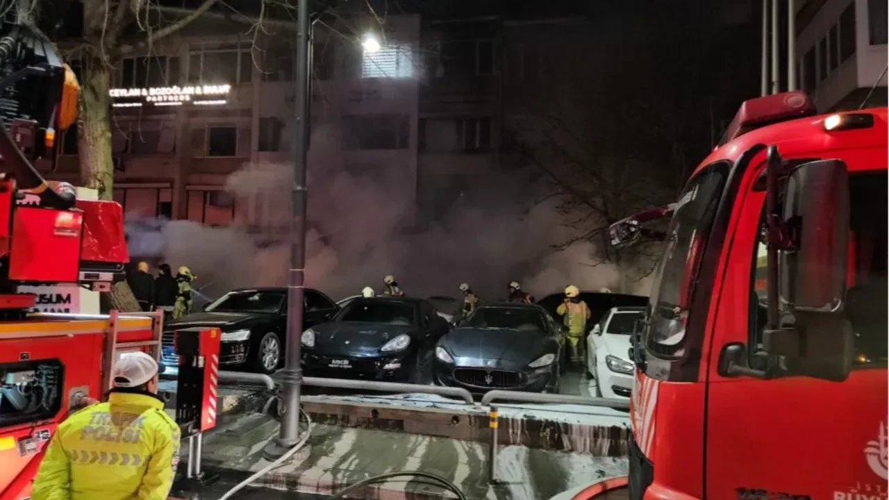 besiktasta-oto-galeride-yangin-15-arac-kul-oldu-100-milyon-tl-hasar-olustu-3292658_photogallery_2