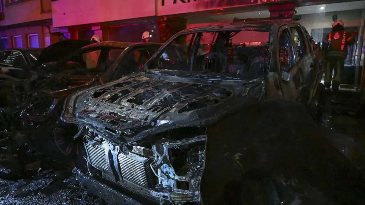 besiktasta-oto-galeride-yangin-15-arac-kul-oldu-100-milyon-tl-hasar-olustu-3292658_photogallery_3