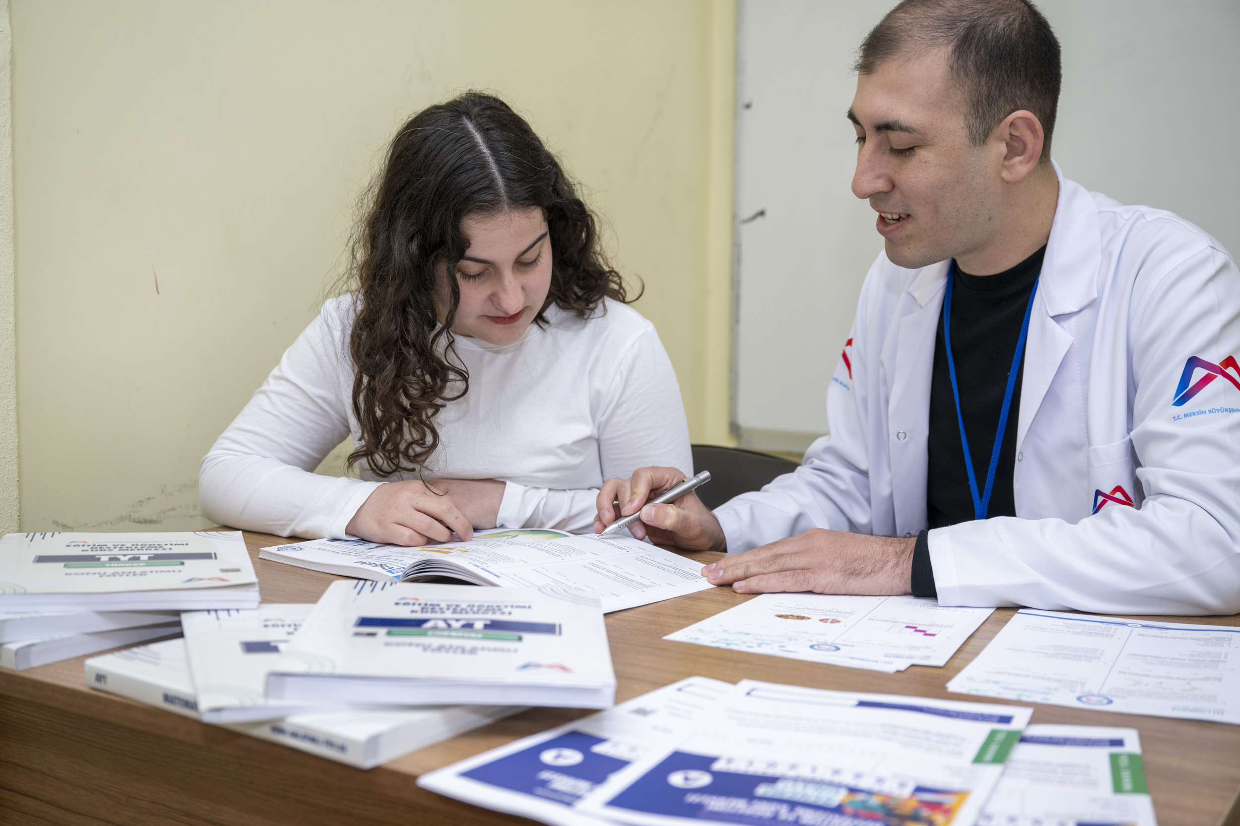 EĞİTİMİNE SIKICA TUTUNAN ADİLE NİSA ENGELLERİ MERSİN BÜYÜKŞEHİR İLE AŞIYOR (2)