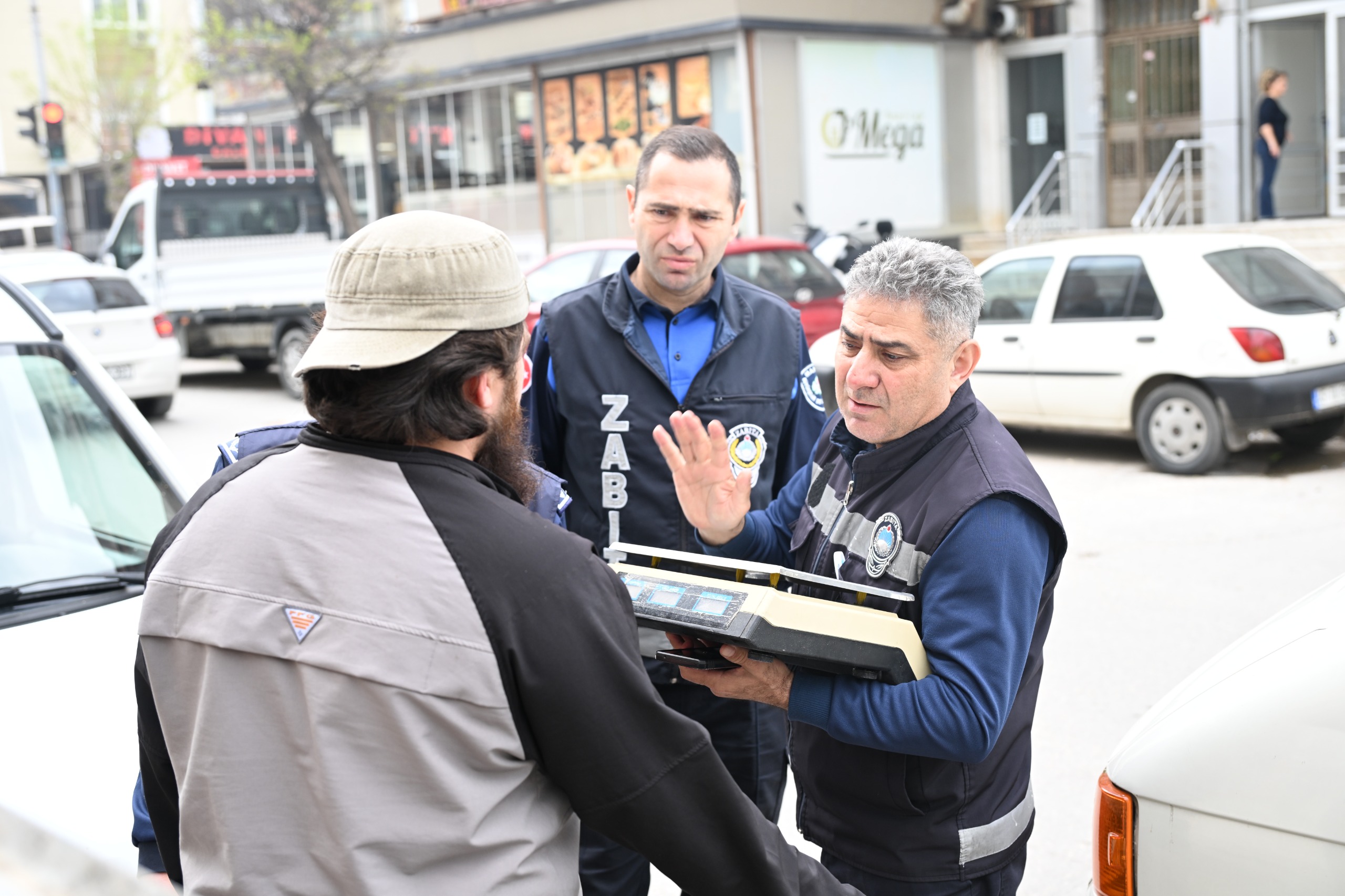 Manisa Büyükşehir’den Marketlerde Sıkı Gıda Denetimi (15) Manisa Büyükşehir’den Marketlerde Sıkı Gıda Denetimi (15)