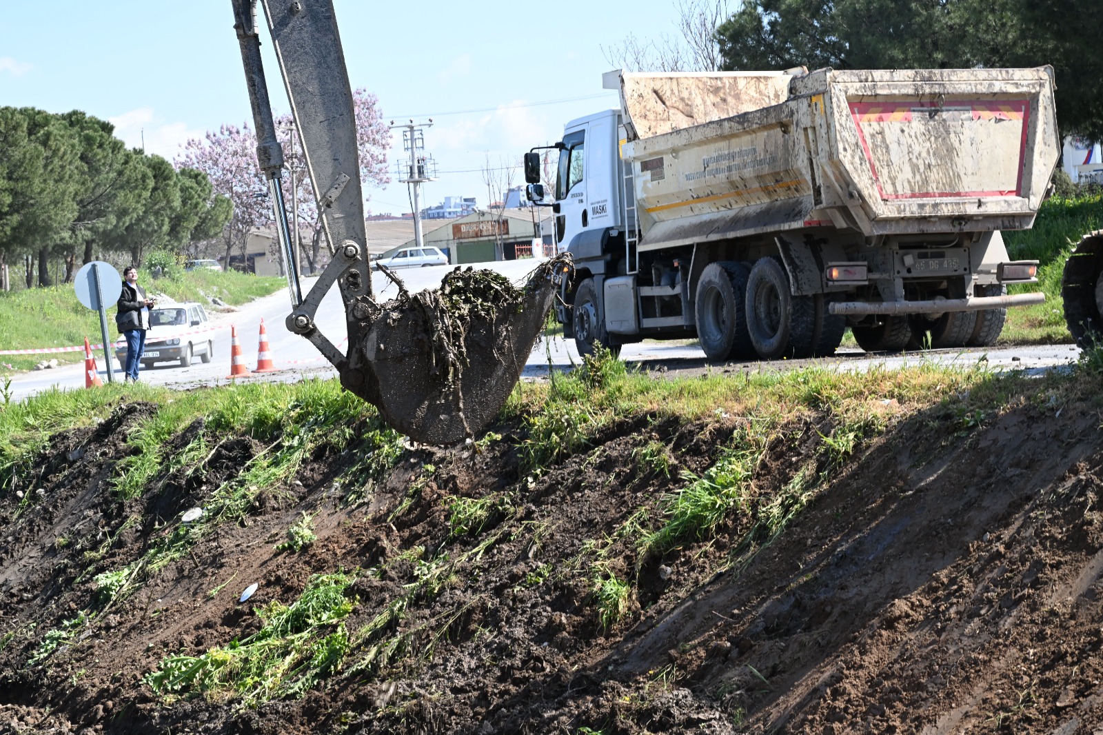 Akhisar’da 5 Kilometrelik Dere Hattı Temizleniyor (9) Akhisar’da 5 Kilometrelik Dere Hattı Temizleniyor (9)