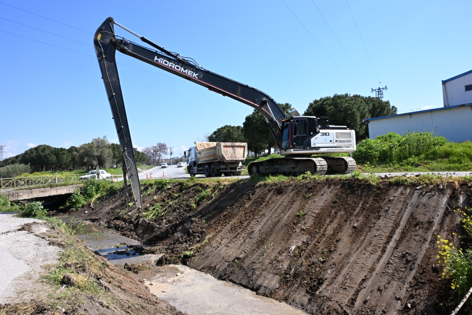 Akhisar’da 5 Kilometrelik Dere Hattı Temizleniyor (8) Akhisar’da 5 Kilometrelik Dere Hattı Temizleniyor (8)