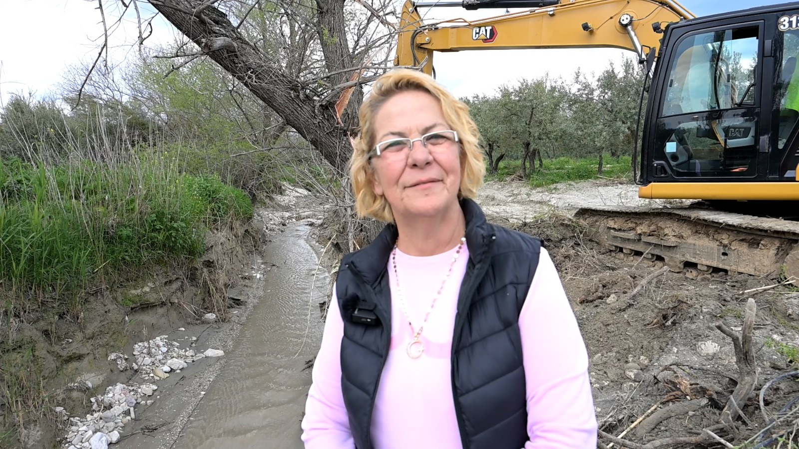 Akhisar’da 5 Kilometrelik Dere Hattı Temizleniyor (1) Akhisar’da 5 Kilometrelik Dere Hattı Temizleniyor (1)