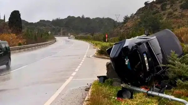Söke’de otomobil refüje devrildi: 2 yaralı