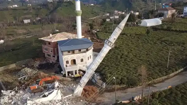 Arazi anlaşmazlığı üzerine cami yıkıldı: 'Sana para vereceğimize...'