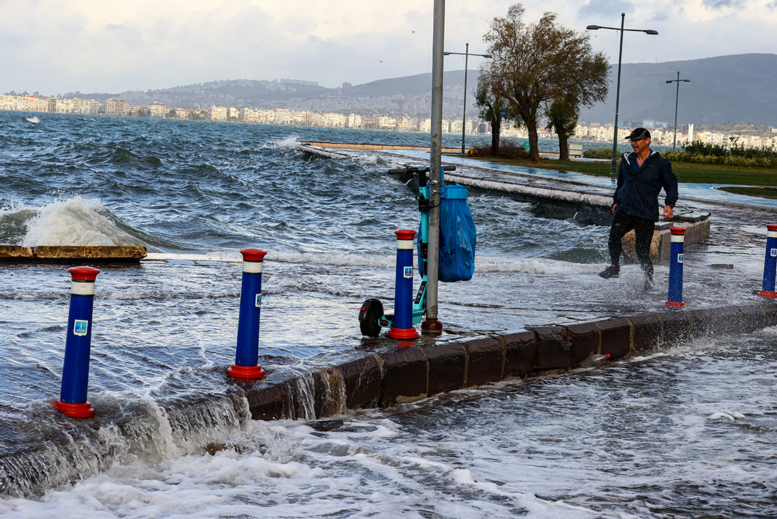 İzmir, Çanakkale ve Aydın sular altında