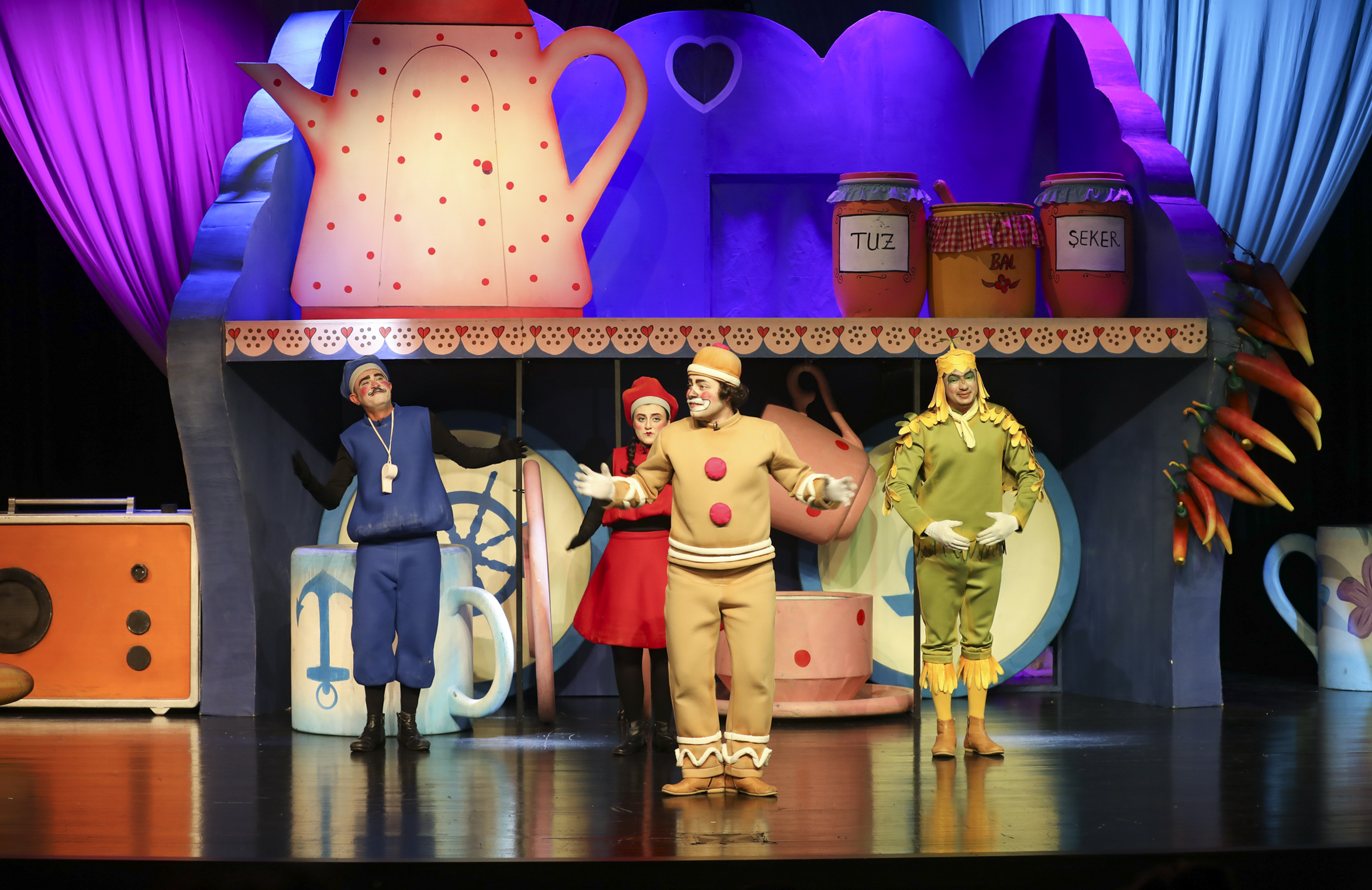 50 bin çocuk tiyatro ile buluştu