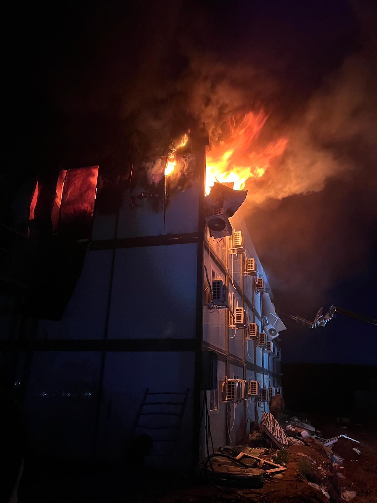 "TOKİ konutları inşaat alanındaki 3 katlı işçi konteynerinde yangın çıktı"