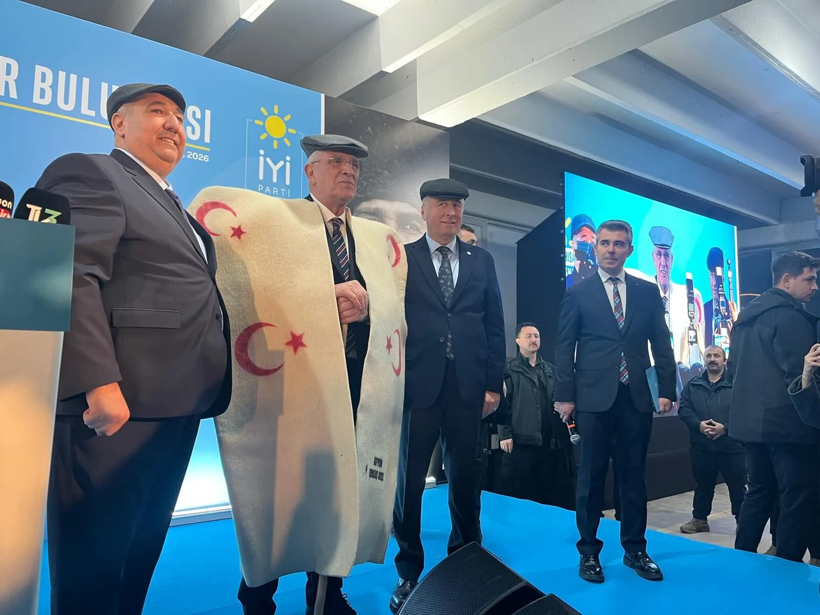 "Cumhuriyeti size yıktırmayacağız”