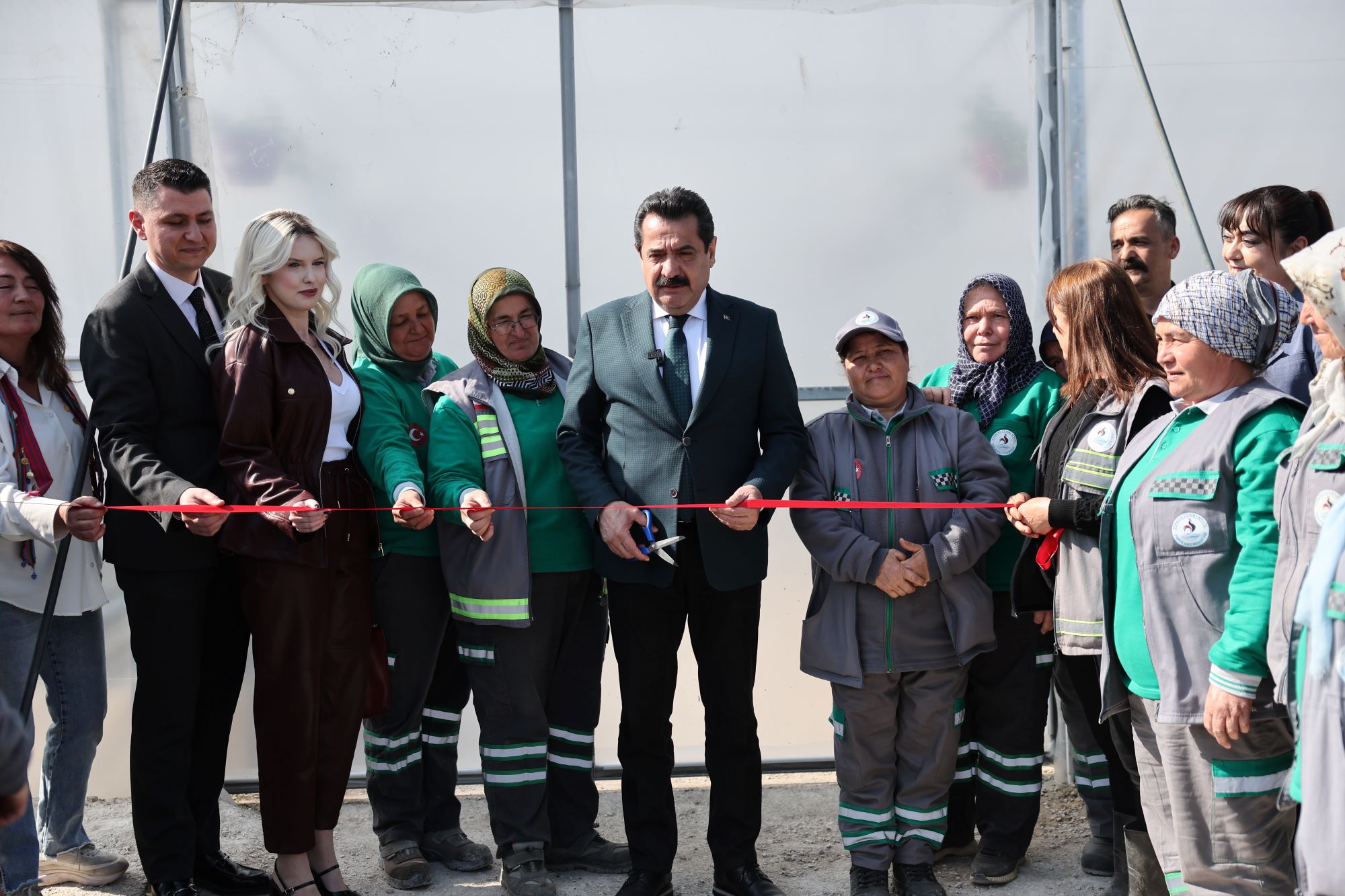 PAMUKKALE’NİN ÇİÇEKLERİ KADINLARIN ELLERİNDE YETİŞİYOR