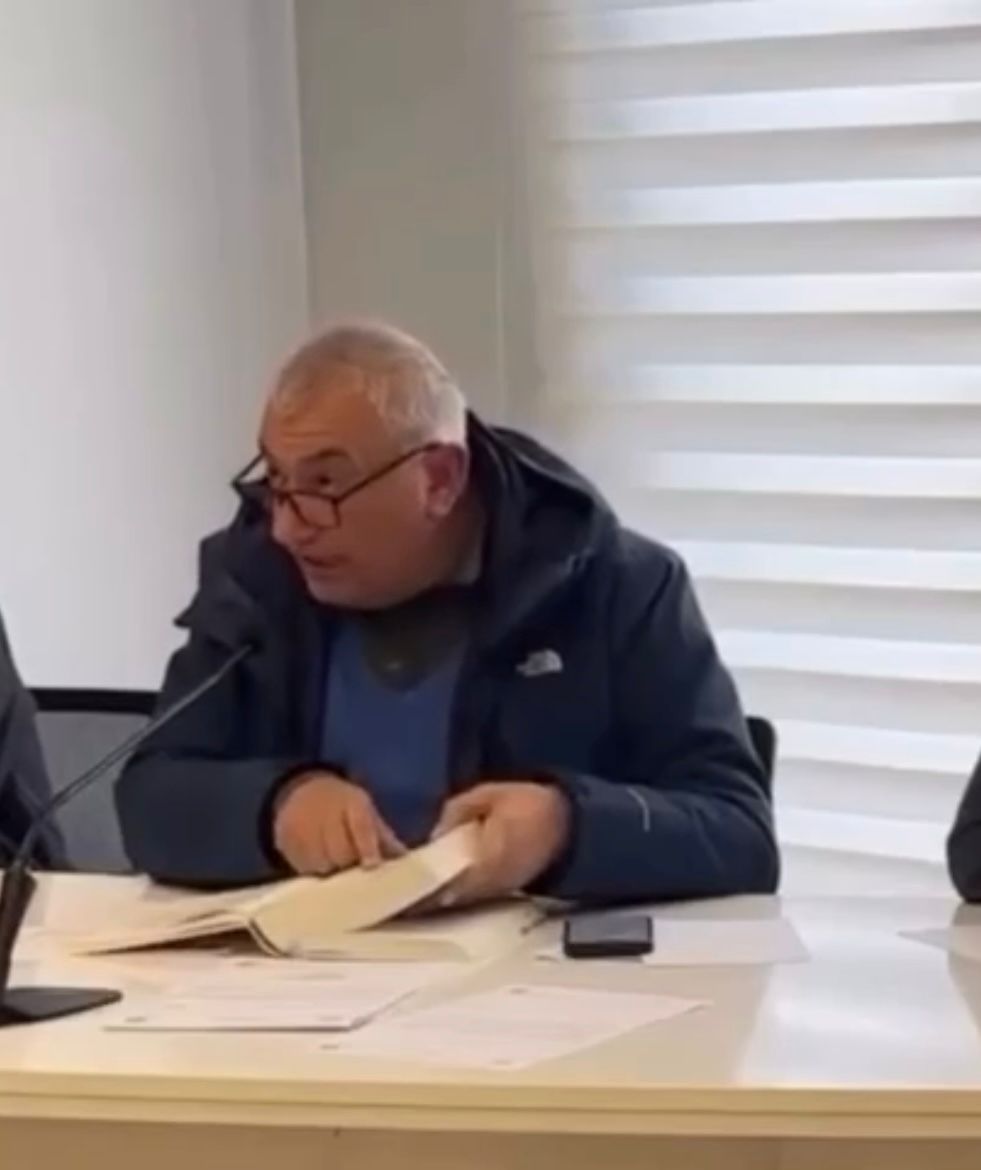 "Sen benim amirim değilsin bende senin memurun değilim"