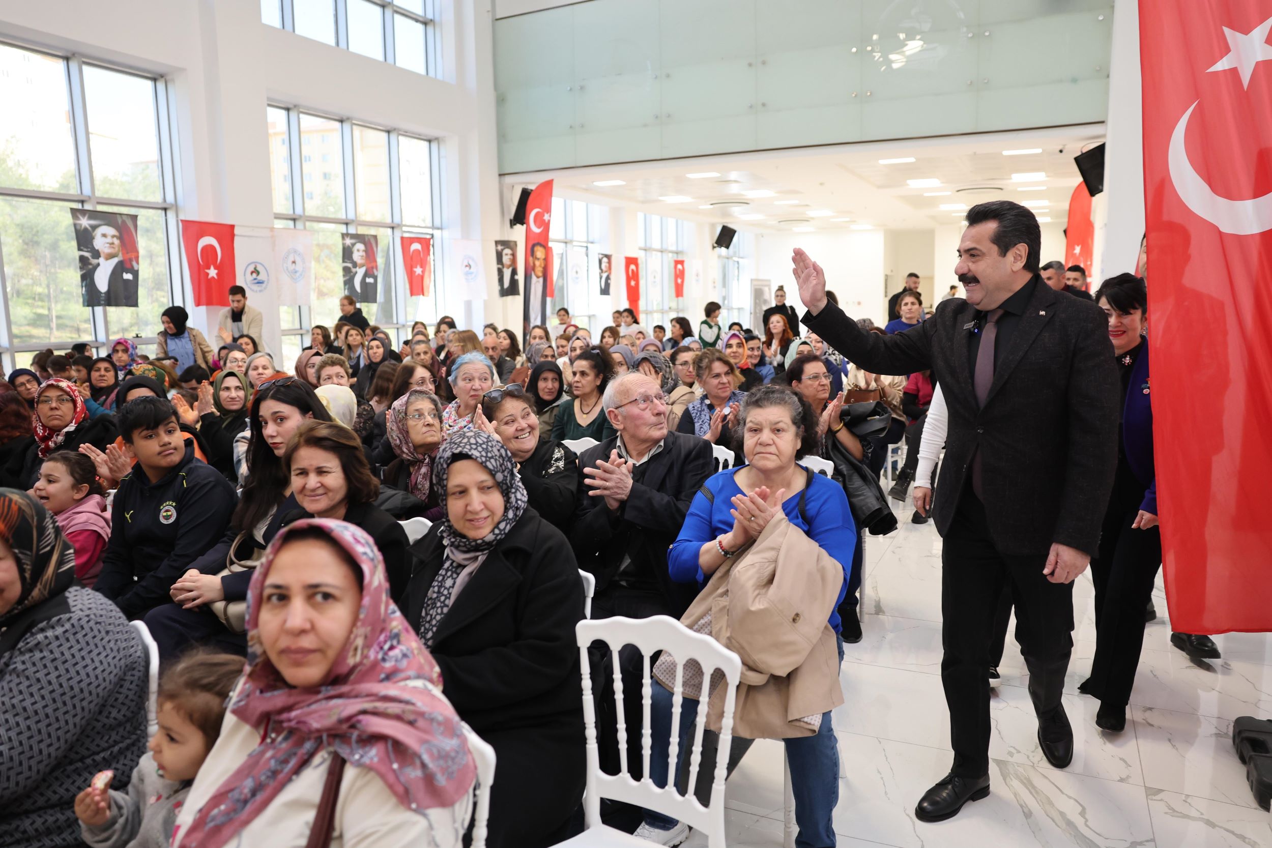 "Pamukkale'de Kadının Gücü ve Emeği Taçlandı"