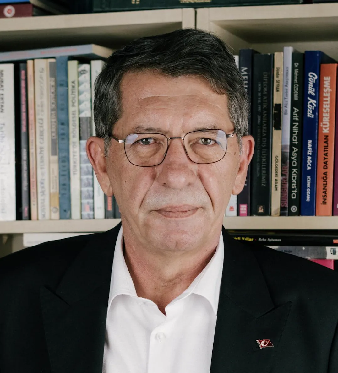 "Köşe Yazılarıyla Yavuz Selim Demirağ çok yakında Tivi6 Web'te"