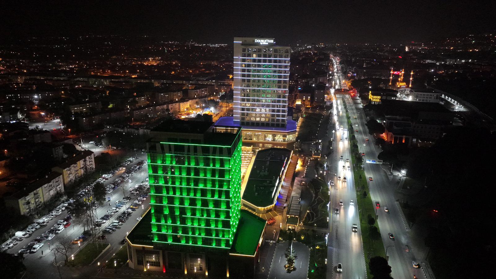 "Sağlık camiasının simgesi olan yeşil ve beyaz renklerle ışıklandırıldı.