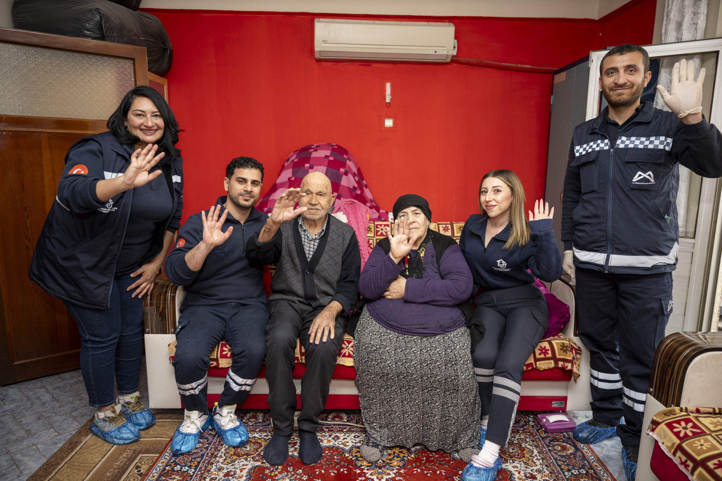 "BAYRAM SEVİNCİNİ YAŞ ALMIŞ YURTTAŞLARIN EVLERİNE TAŞIDI