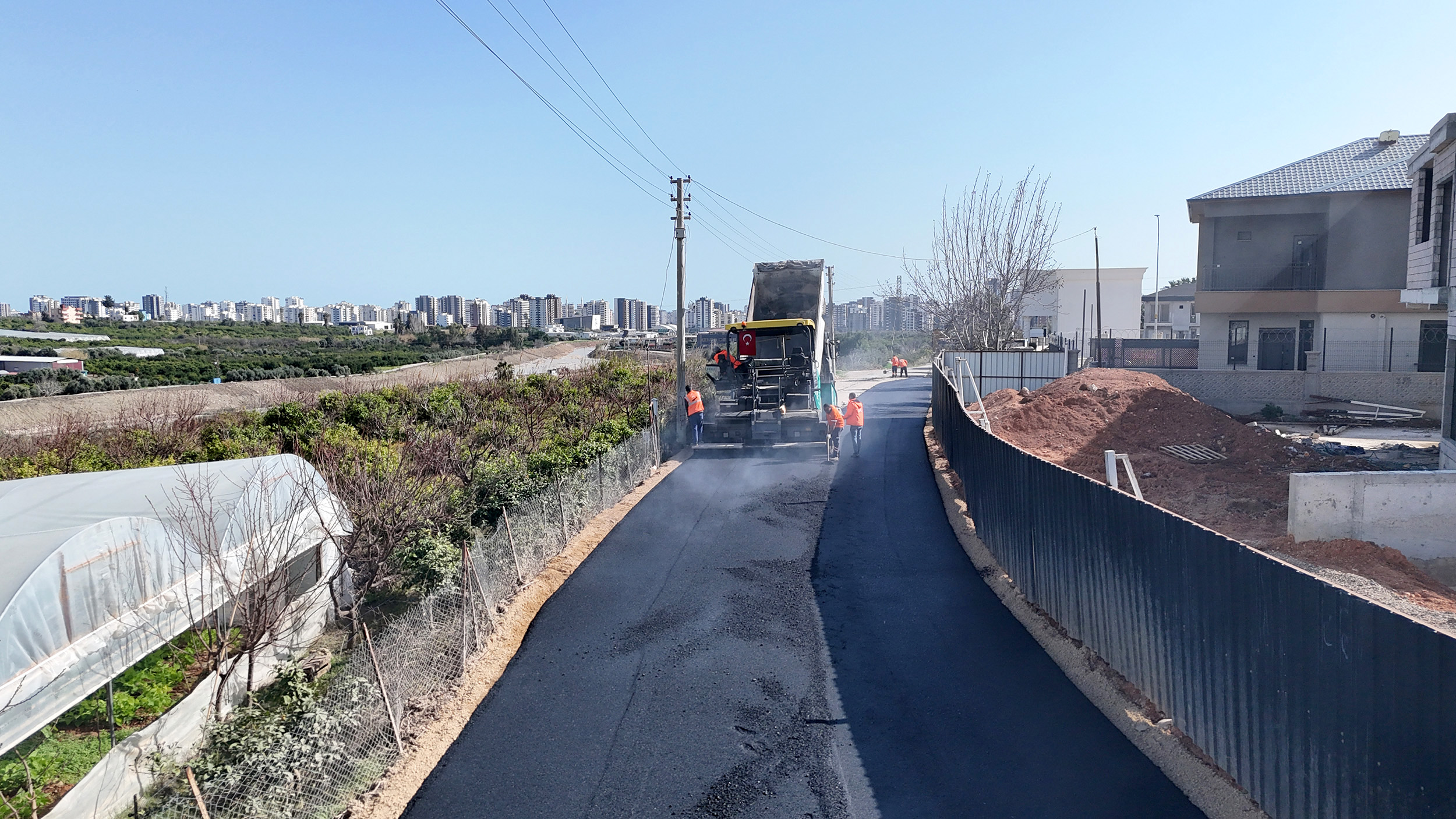 "MERSİN BÜYÜKŞEHİR’DEN MEZİTLİ’DE SICAK ASFALT ATAĞI"