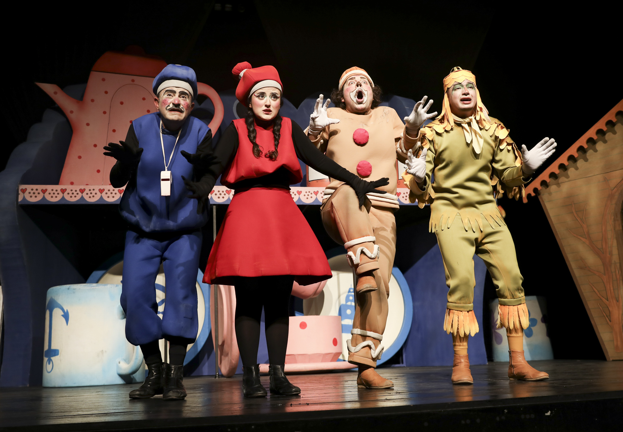 MERSİN ŞEHİR TİYATROSU “BİSKÜVİ ADAM” OYUNU İLE SİLİFKELİ MİNİKLERLE BULUŞTU