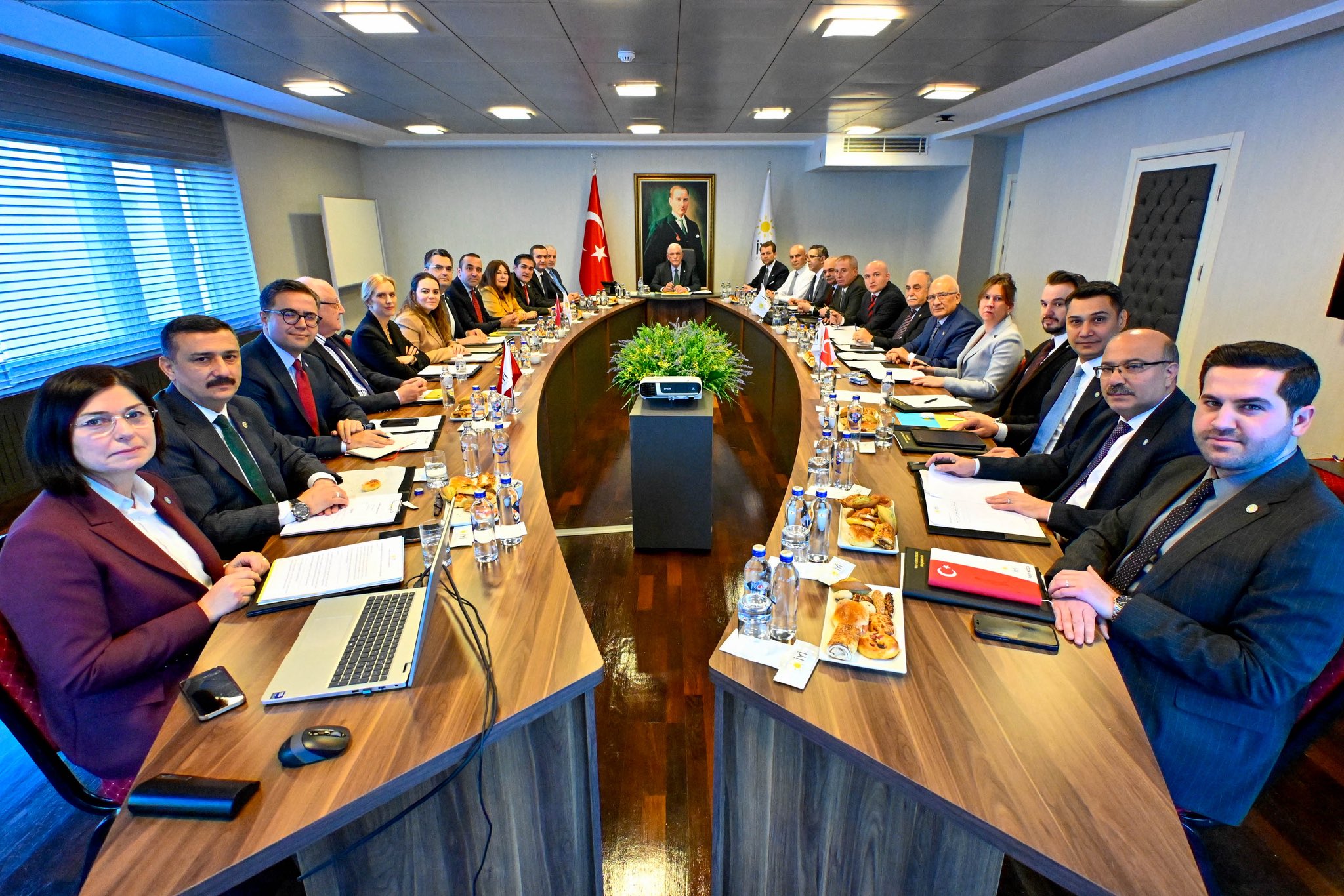 “Divanı Üyeleriyle Toplantı Yapıldı”