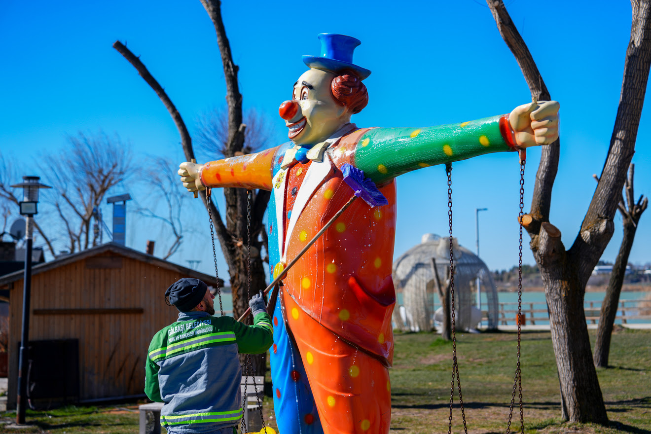 "GÖLBAŞI’NDA PARKLAR YAZA HAZIRLANIYOR"