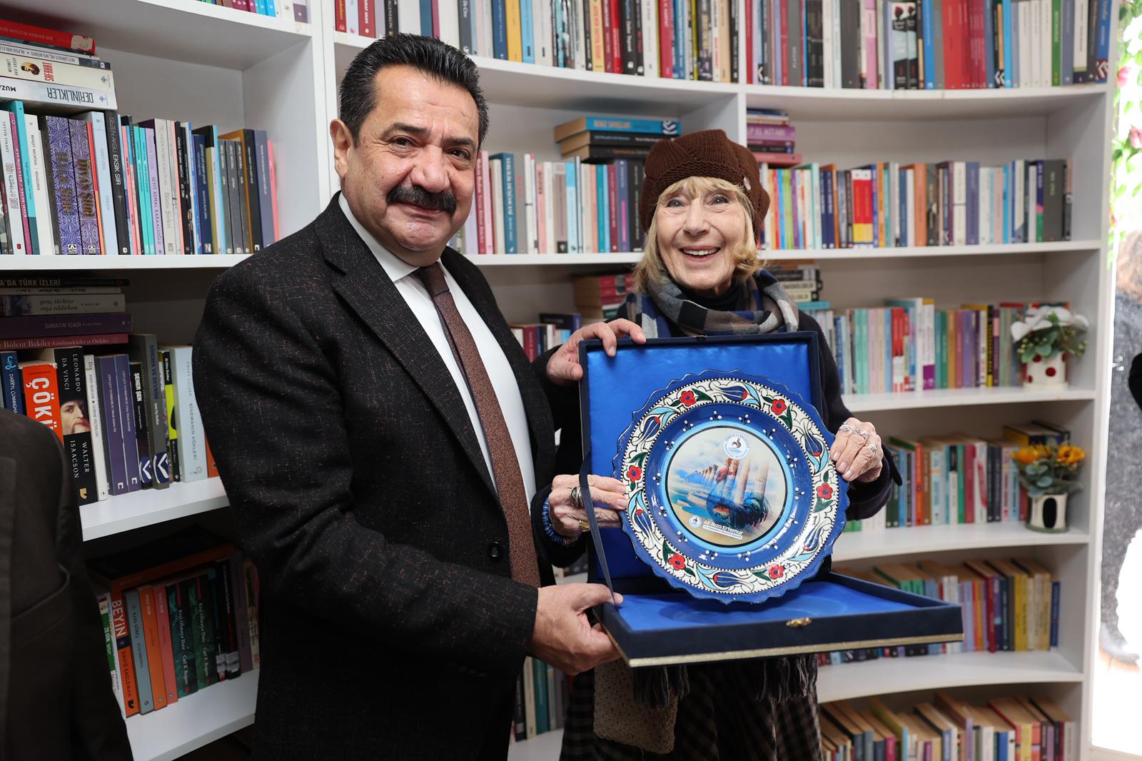 PAMUKKALE’NİN “EN”LERİ ÖDÜLLERİNİ AYŞE KULİN VE BAŞKAN ERTEMUR’DAN ALDI