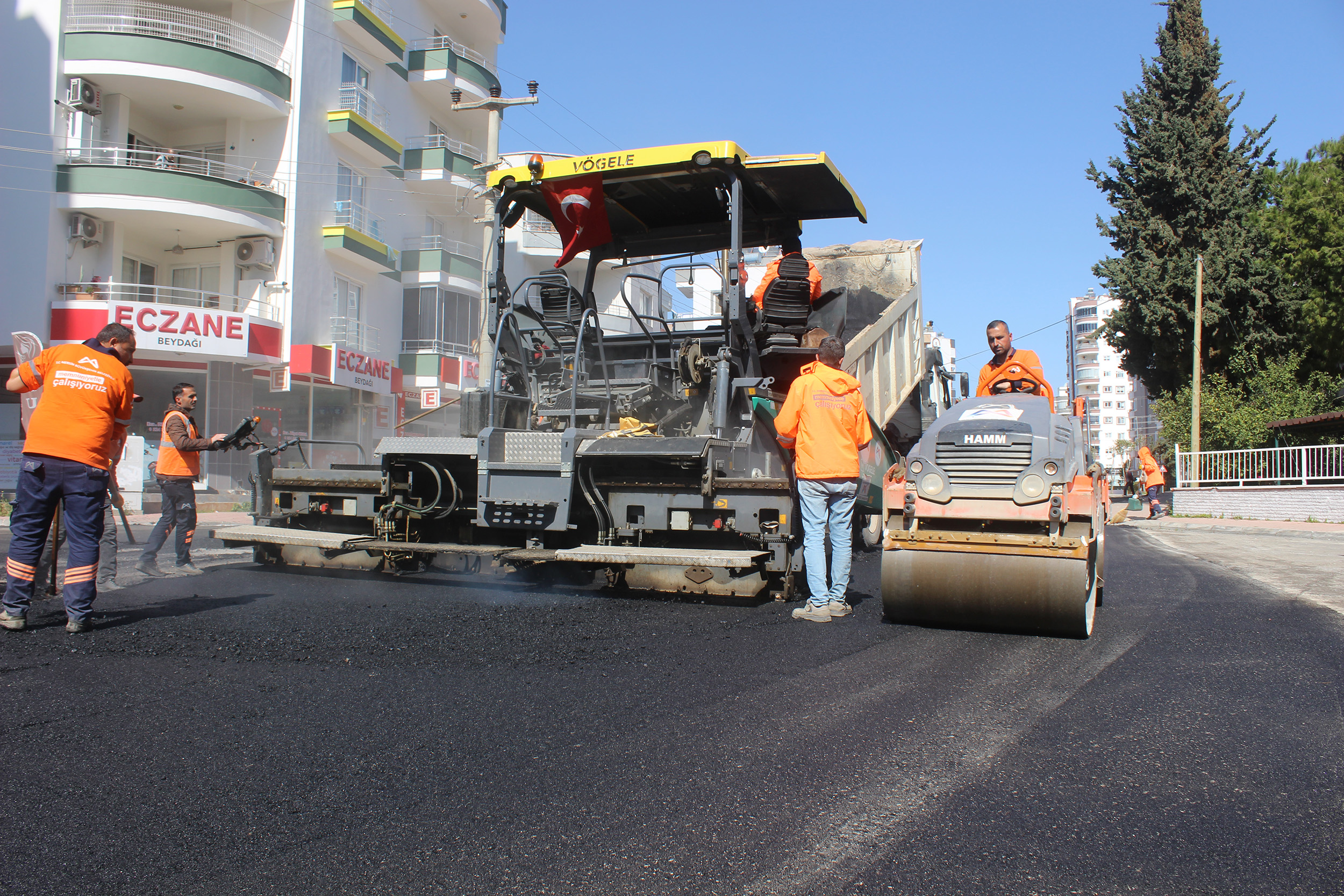 "YOL YAPIM EKİPLERİ YOĞUN KULLANILAN GÜZERGÂHLARDA YOL YENİLEME MESAİSİNDE"